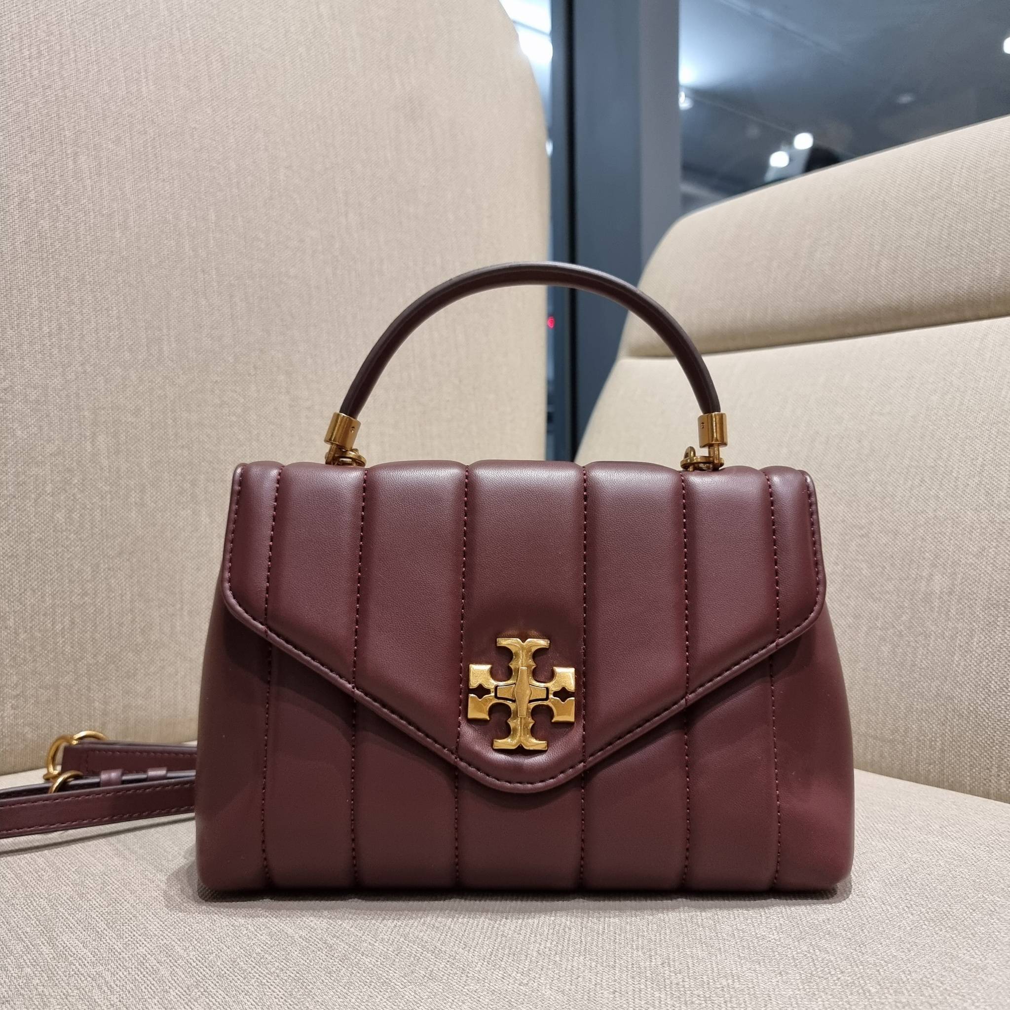 TORY BURCH KIRA QUILTED SMALL SATCHEL มาแล้วด่วนๆ!! กับคอลที่ปังไม่ไหว พร้อมเสิร์ฟสีคลาสสิค กระเป๋าถือ/สะพาย ทรงสวย สะพายคล่องตัว หนังแท้ ดีไซน์บุนวม เส้นคมสวยหรู วัสดุหนังแกะ สัมผัสดีงาม นิ่มมือ เปิด-ปิดด้วยอะไหล่บิดล็อค ภายในเป็นช่องโล่ง มีช่องซิป ใส่ขอ