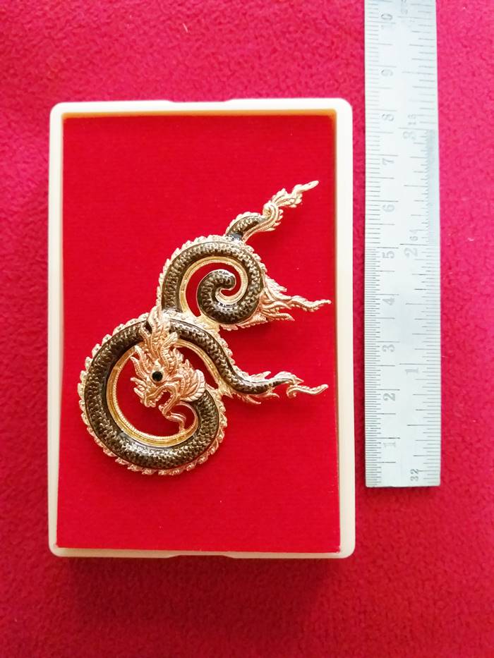 สินค้าหมดค่ะ เข็มกลัดพญานาคสีเขียวประดับพลอยพร้อมกล่องและใบคาถาค่ะ