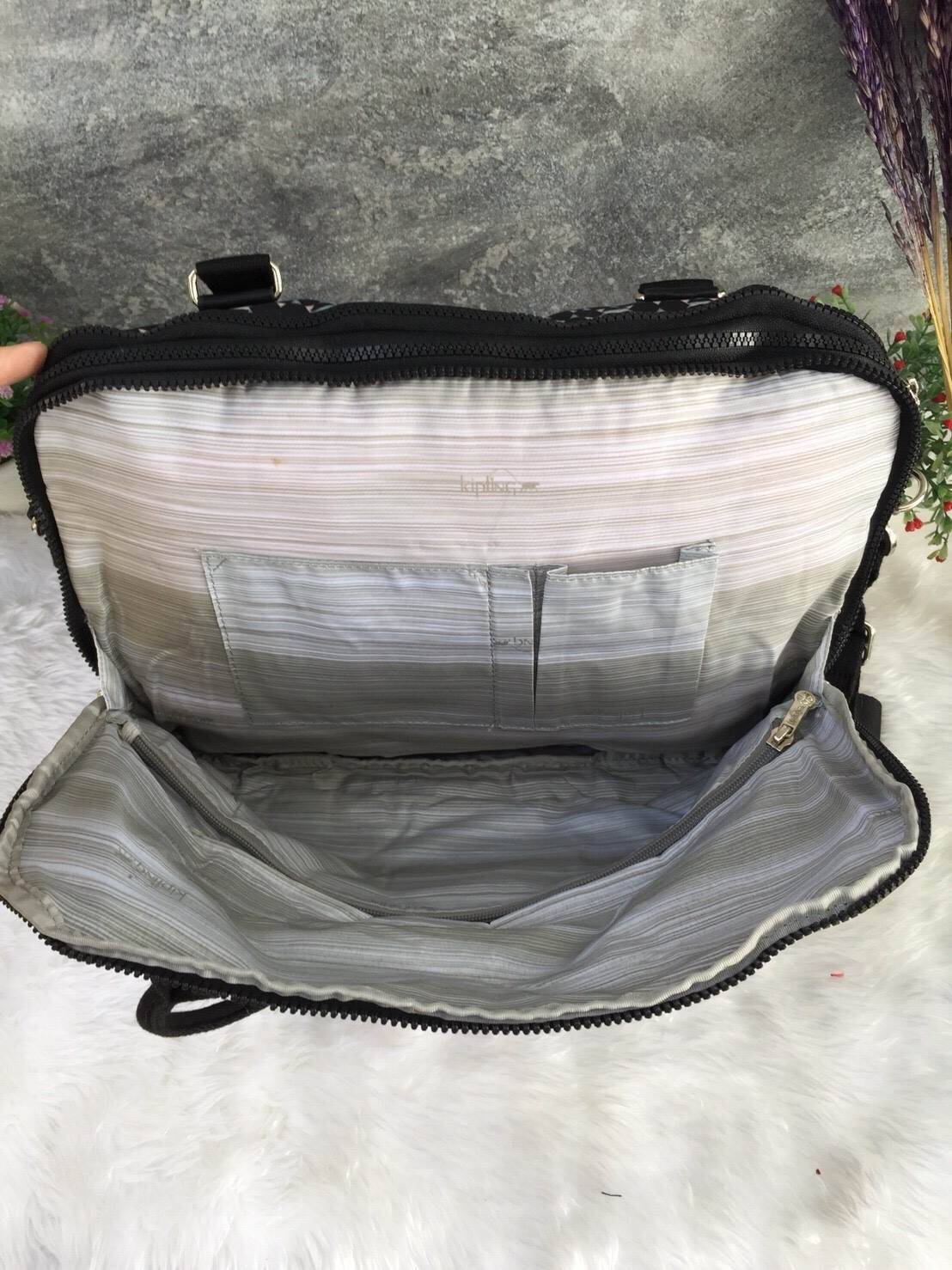 KIPLING K10210 NEAT LAPTOP BAG กระเป๋า messenger bag กระเป๋าถือและสะพาย เหมาะกับ working women เพราะสามารถถือไปทำงานได้ทุกวัน ใส่โน้ตบุ้คได้ค่ะ ใบนี้ หูยาวสามารถสะพายไหล่ได้ แถมยังมีสายยาวมาให้ด้วยค่ะ ทำให้สะดวกต่อการถือมากๆ เปิดปิดด้วยซิป โดยแบ่งเป็น 3 ช