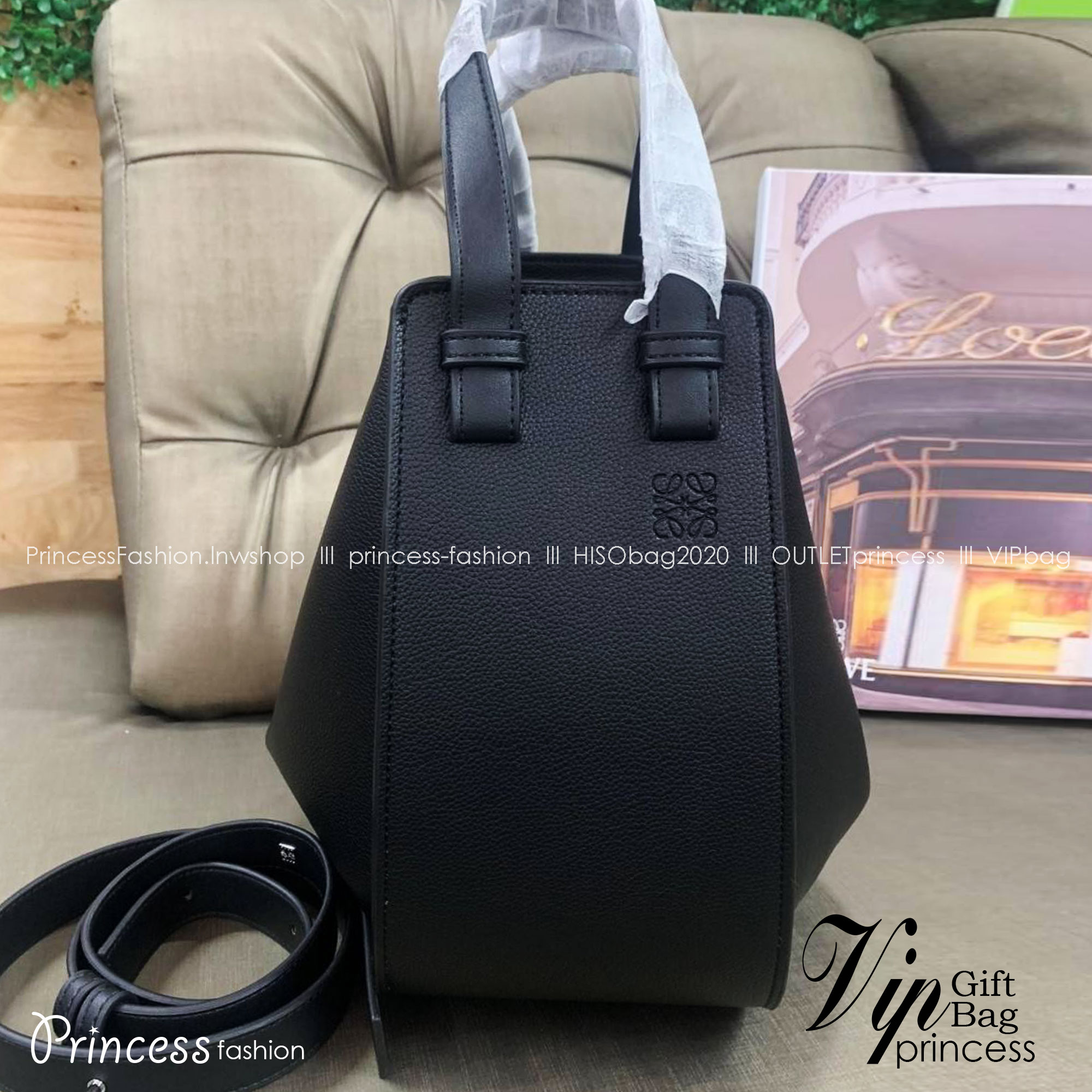 Loewe Hammock Bag / Loewe Small Hammock Leather Bag / กระเป๋าสไตล์แคชชวล มีจุดเด่นตรงการออกแบบทรงกระเป๋าให้ดูคล้ายกับเปลนอน ให้ความรู้สึกสบายๆ