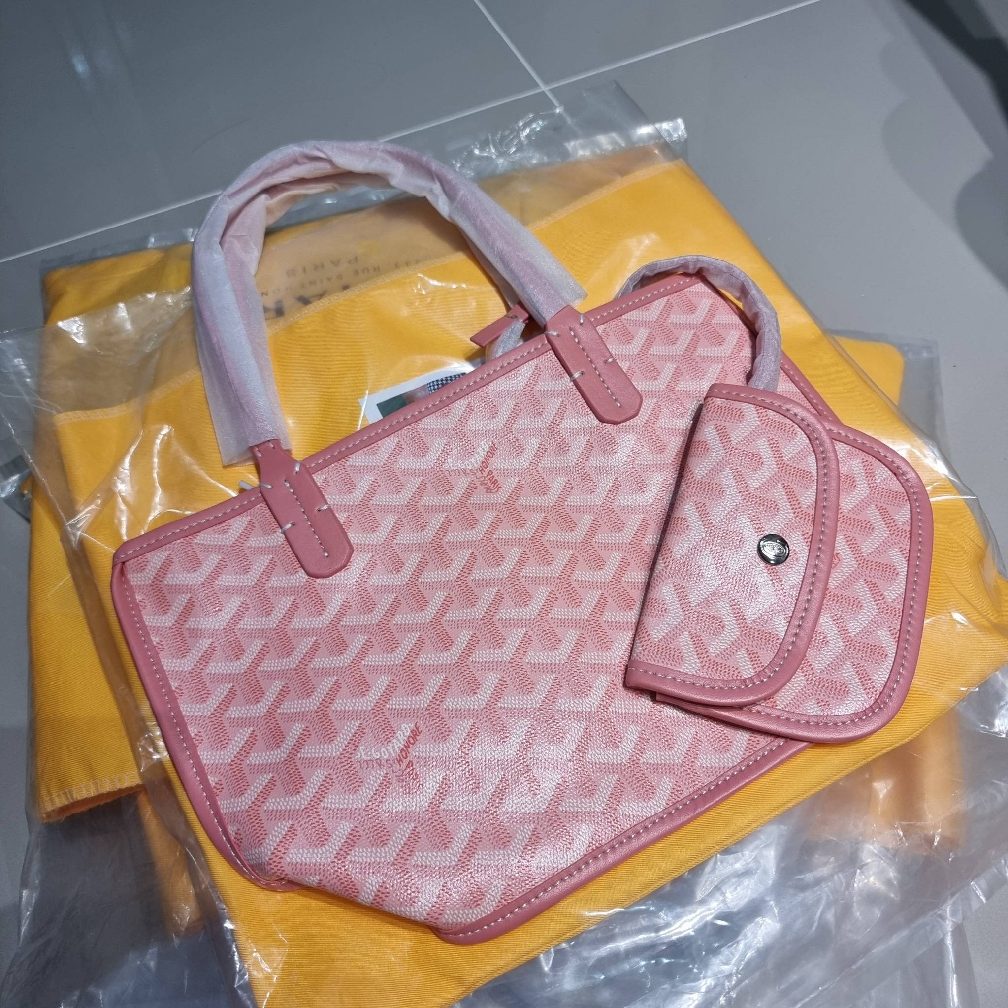 GOYARD MINI ANJOU REVERSIBLE TOTE ฮอตไอเท็ม กับกระเป๋าสะพายทรงโท้ท ไซส์มินิ กะทัดรัดมาก มาครบสีขายดี เลิศทุกสี รูปทรงคลาสสิค ดีไซน์เป็นเอกลักษณ์ ใช้งานได้หลากหลาย สามารถกลับด้านใช้ได้แบบไม่มีเบื่อ