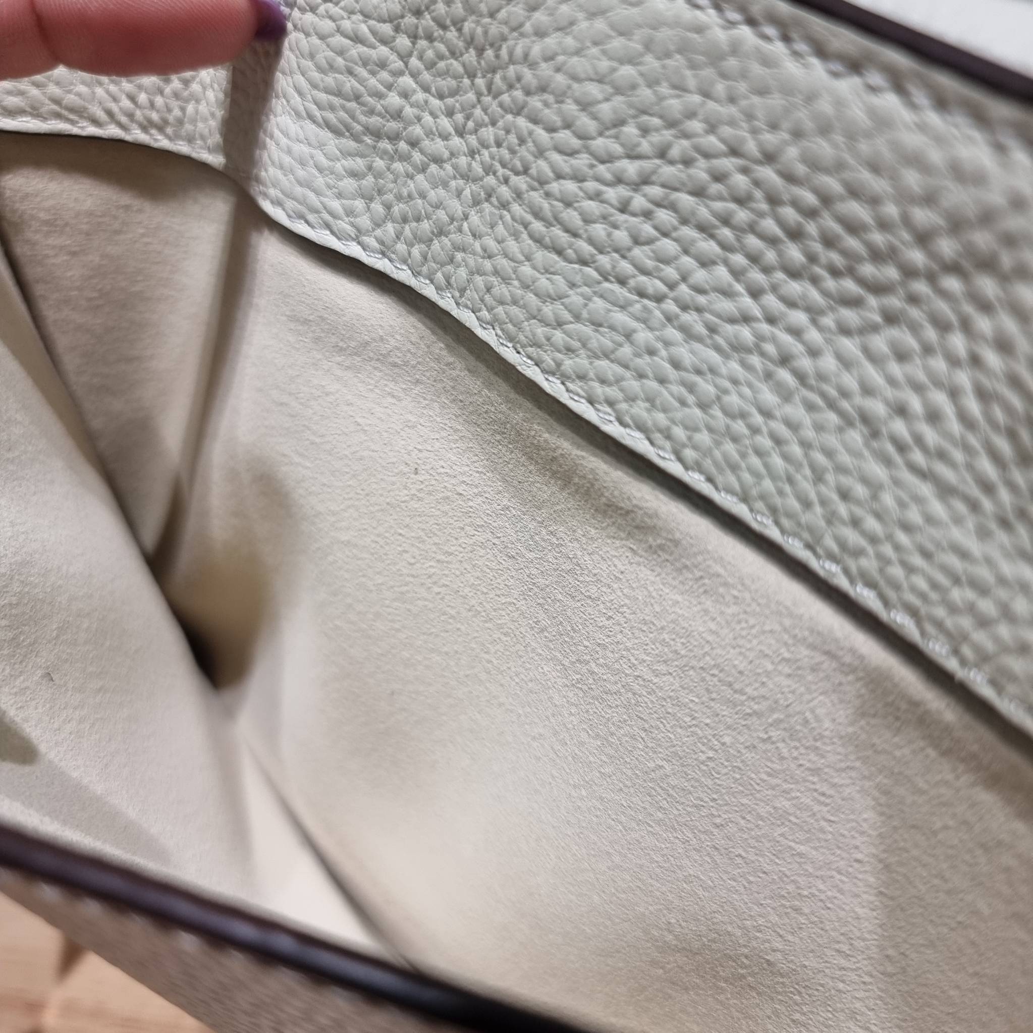 TORY BURCH MILLER TOP HANDLE SATCHEL ใหม่ล่าสุด กับกระเป๋าสะพายรุ่นยอดนิยม ที่มาในดีไซน์ top handle ให้สะดวกใช้ได้มากขึ้นด้วยหูจับในตัว โดดเด่นด้วยโลโก้สีทอง ด้านหน้าและด้านหลังมีช่องเปิดเก็บของได้