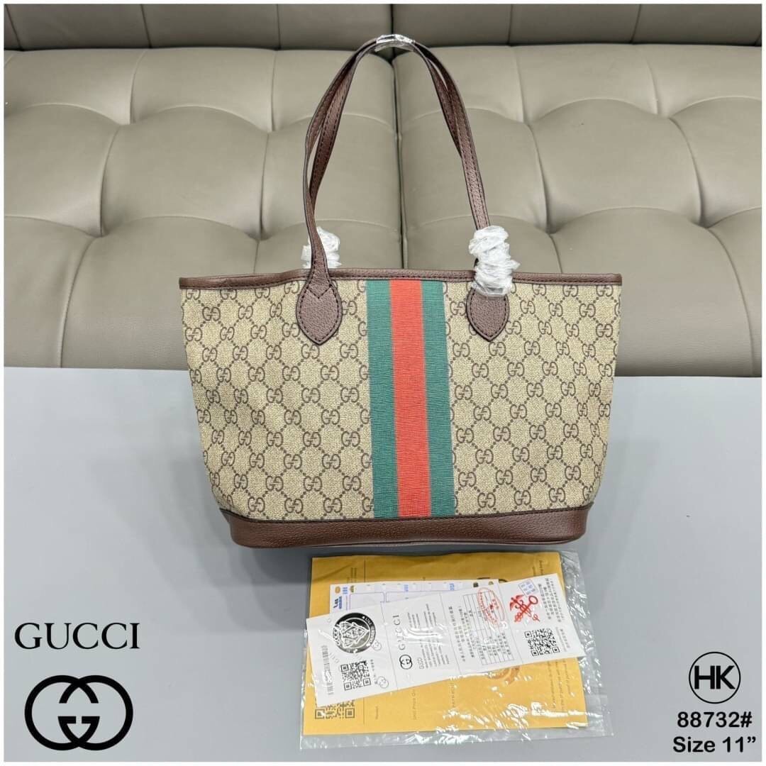 GUCCI Ophidia Small Tote Bag กระเป๋าทรงโท้ทขนาดกำลังสวย ใช้งานง่าย โดดเด่นด้วยลายคาดสีเขียวแดงเป็นเอกลักษณ์แบรนด์ สวยเรียบหรู คลาสสิคไม่มีเบื่อ ภายในโล่งกว้าง ใช้สะพายเป็น everyday bag เหมาะมากๆ
