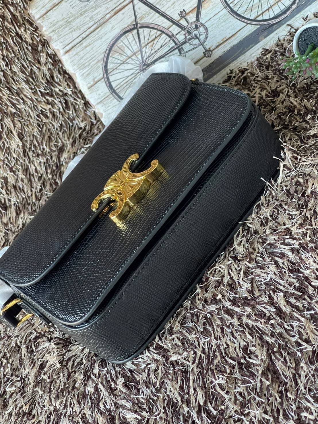 Celine MEDIUM TRIOMPHE BAG IN SHINY By croc มีรูปทรงเป็นกล่องคล้ายกับกระเป๋า Classic Box แต่มีการออกแบบโลโก้ที่สะดุดตาแบบวินเทจ ด้วยดีไซน์หรูหราและที่ดูโฉบเฉี่ยวเ้วยลงดลายcroc มีความคลาสสิคอย่างเต็มเปี่ยม ทำให้เป็นที่ดึงดูดความสนใจของสาวๆ ด้วยความคล่องตัว