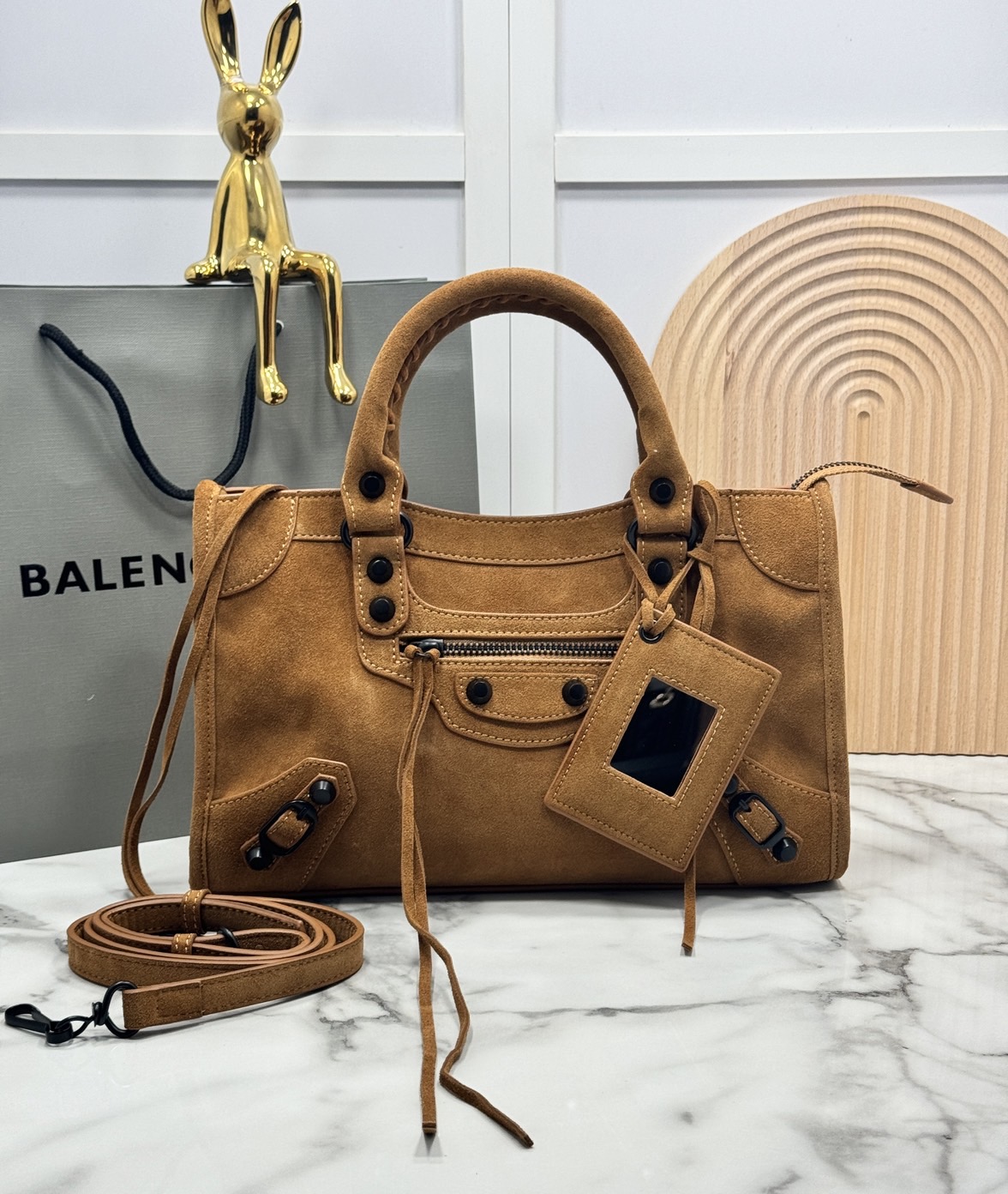 ORI หนังแท้ | Balenciaga Le City suede bag 30cm กระเป๋าถือ/สะพายข้างดีไซน์โดดเด่นสวยเท่ล้ำสมัย ใหม่ล่าสุดงานหนังกลับที่สุดแห่งความไอคอนิกไม่เหมือนใคร มีกิมมิคและลูกเล่นแพรวพราว