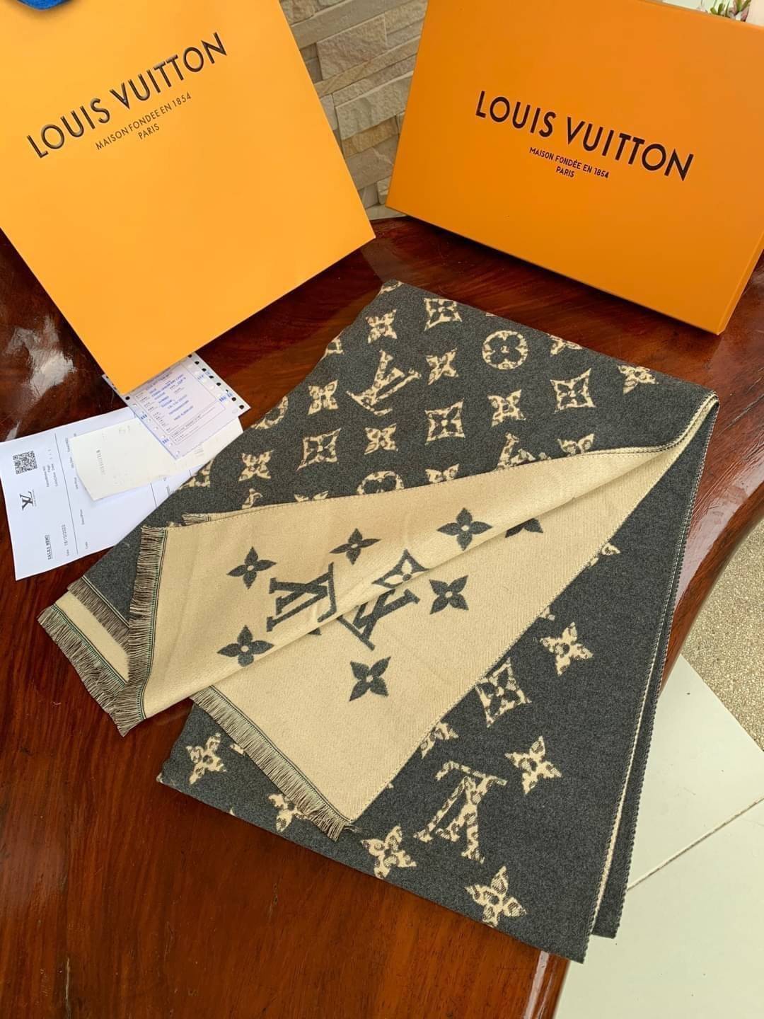 Louis Vuitton Women’s Scarves Accessories อีกหนึ่งแบรนด์ดังจากปารีส ด้วยงานพรีเมี่ยมกิ้ฟ ส่งมอบความรู้สึกดีๆให้กับคนที่คุณรัก ในรูปแบบผ้าพันคอและผ้าคุมไหล่ผืนใหญ่ให้ความอบอุ่น ถักทอด้วยผ้าcashmere ผ้าเนื้อดี สัมผัสนุ่มมือ ทอลายในตัว สีและลายคมชัด เหมาะสำห