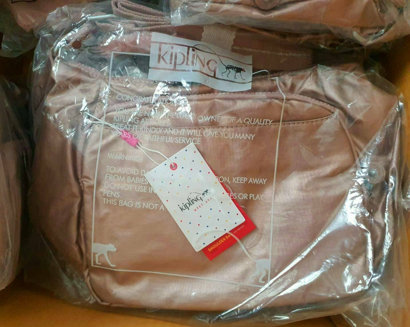 KIPLING CAI (K12587) กระเป๋าสะพายสีชมพูสดใส มาพร้อมกับพวงกุญแจลิงสีกุหลาบเข้ากับสีกระเป๋าสวยน่าใช้มากๆค่ะ ตัวกระเป๋าเปิดปิดด้วยซิปเป็นหลัก มีหลายช่องซิปแบ่งใส่ของได้เป็นสัดส่วน ภายในโล่งกว้าง สามารถใส่กระเป๋าสตางค์ใบยาวและมือถือได้ทุกรุ่น สายสะพายปรับสั้น