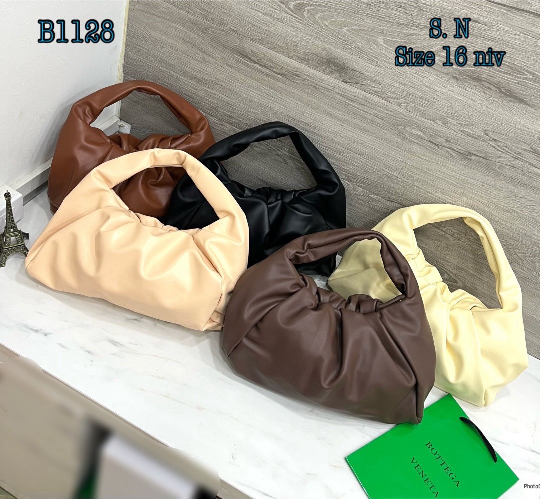 Bottega Veneta The Shoulder Pouch Bag กระเป๋าสะพายรุ่นยอดฮิต หนังเรียบสวยผิวสัมผัสนุ่มมาก ดีไซน์เฉพาะตัว ใบจริงสวยคมทุกสี