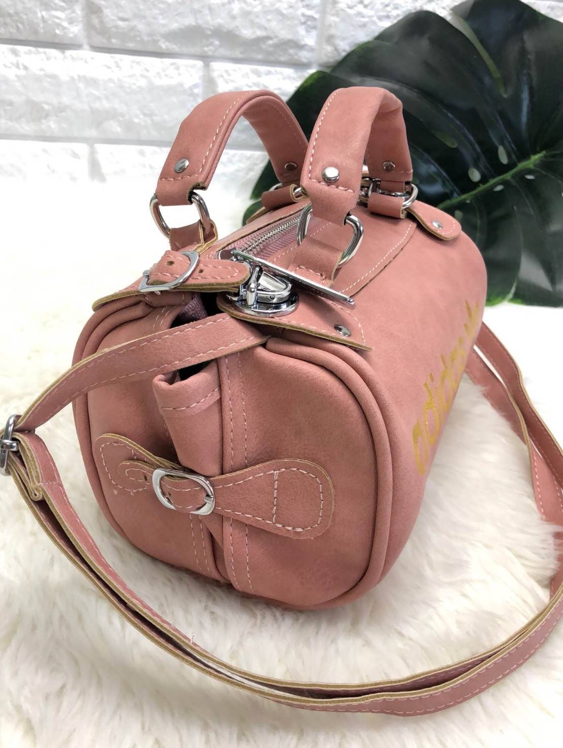 Adidas mini shoulder bag and messenger bag 2018 พร้อมส่งล็อตราคาพิเศษ พร้อมสีใหม่ล่าสุด !! กระเป๋าสะพายข้างแนว Sport วัสดุ pu หนังนิ่ม น้ำหนักเบาค่ะ ใช้ได้ทั้งด้านหน้าและหลัง ตัวกระเป๋าสกรีนโลโก้แบรนด์ เปิดปิดกระเป๋าแบบซิป ภายในโล่ง กว้างสามารถใส่มือถือได