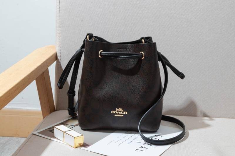 Coach Lena Crossbody Signature Bucket Bag กระเป๋าสะพายไหล่สุดคลาสสิกรุ่นนี้ เป็นรูปทรงถัง ที่สามารถจุของได้กำลังดี สำหรับสาวๆสายแฟชั่นที่ชอบรายละเอียดชิคๆ ดีไซน์เก๋ ด้วยรูปทรงของกระเป๋าที่ออกแบบมาให้ฐานเป็นรูปสี่เหลี่ยมทำให้กระเป๋ายังคงรูปทรงได้ง่าย มีสาย