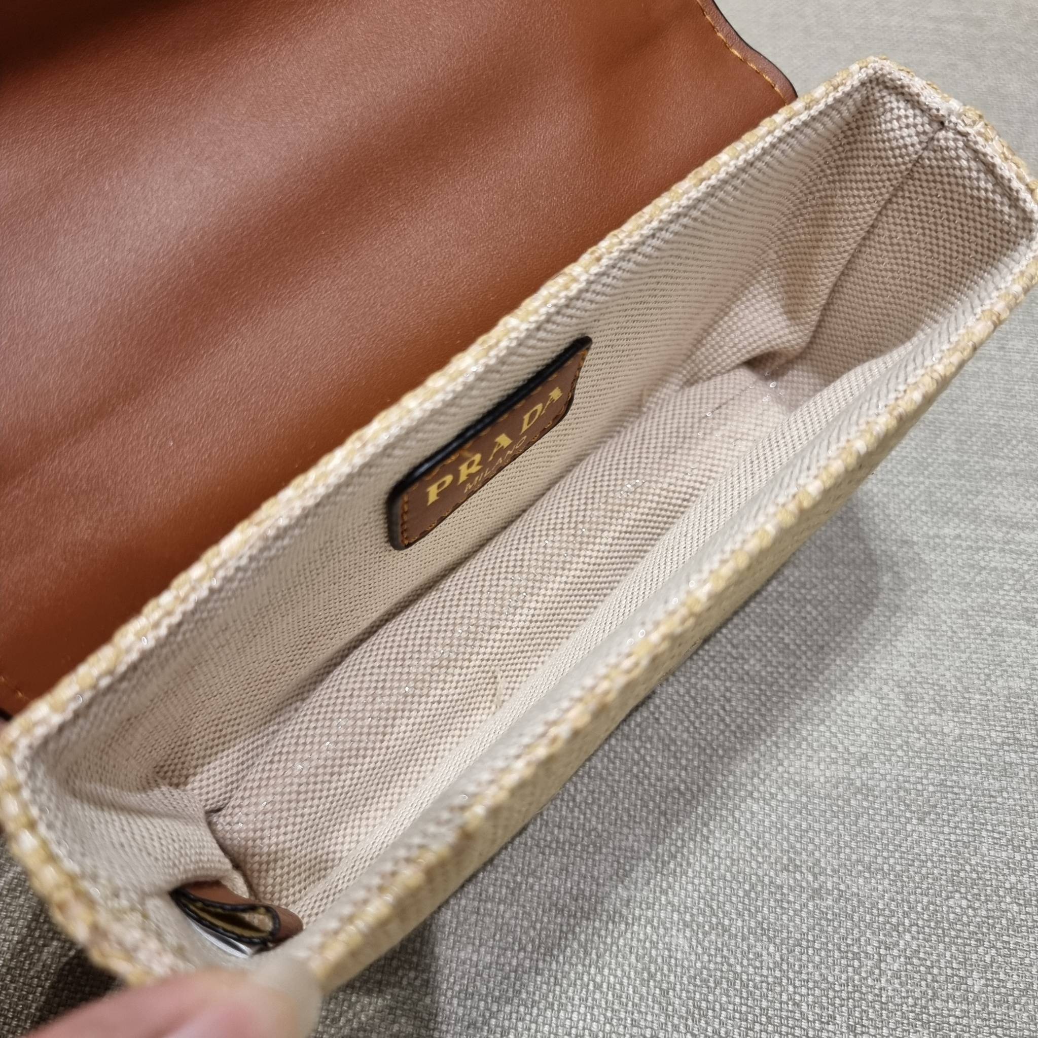 VIP 🥂 PRADA RAFFIA AND LEATHER SHOULDER BAG ลายสานกำลังฮิต! ปังไม่ไหว! ด้วยดีไซน์ล้ำทันสมัย ตกแต่งหนังแท้ผสานกับวัสดุจากธรรมชาติ ออกมาเป็นลายสานที่สวยหรู กับกระเป๋าสะพาย ไซส์กำลังน่ารัก ใส่โทรศัพท์ได้ พกพาง่าย เปิด-ปิดด้วยกระดุมแม่เหล็ก ภายในเป็นช