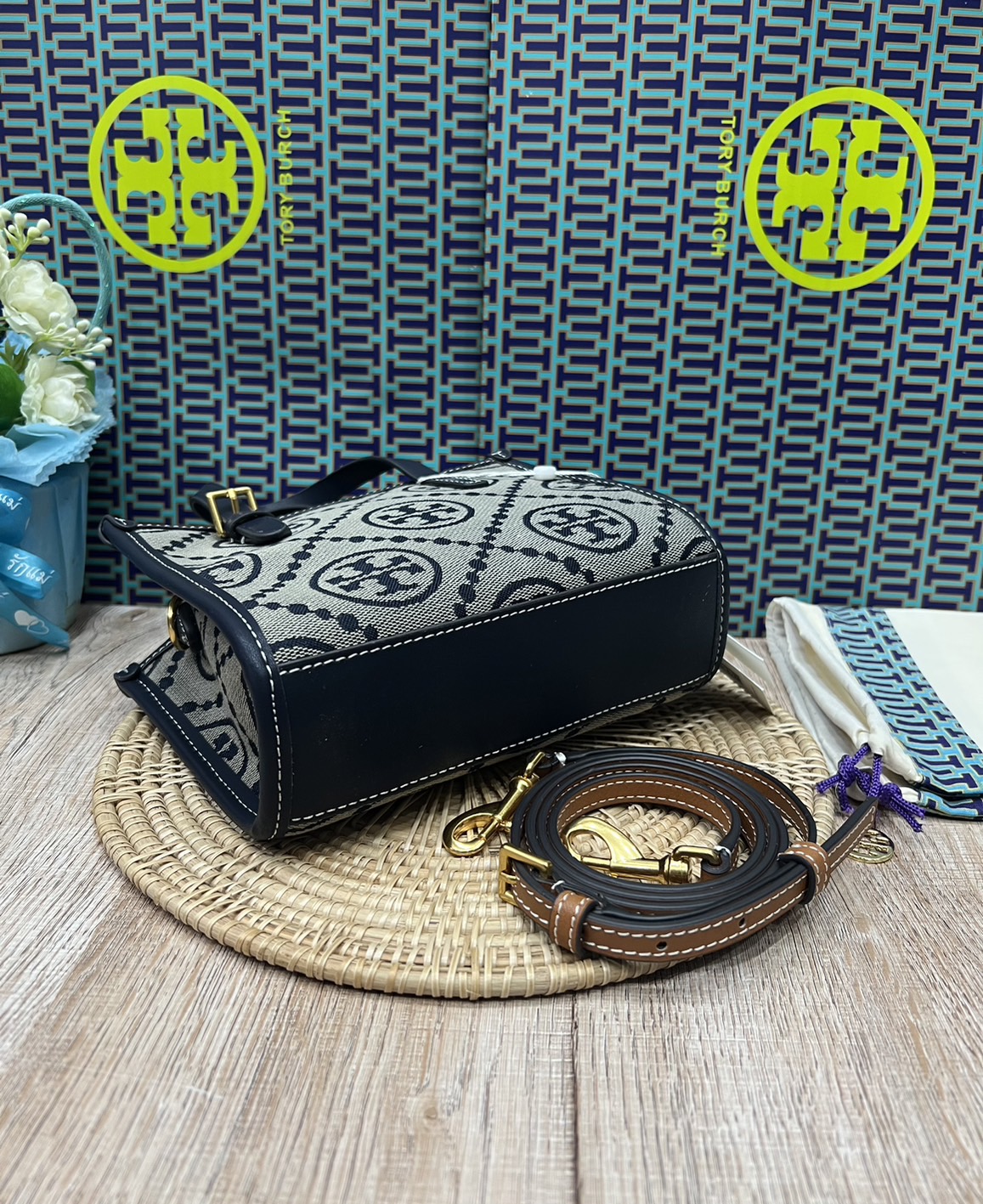 Tory Burch Mini T Monogram Square Tote / TORY BURCH Shopper Tote Bag 19cm ใบเล็ก กระเป๋าทรงโท้ท รุ่นใหม่ Square Tote ตกแต่งขอบด้วยหนังหรู มาพร้อมช่องเก็บของที่จุของได้มากมาย และสายจับกระเป๋าที่สามารถสะพายขึ้นไหล่ เหมาะสำหรับการใช้งานหลากหลายรูปแบบ รังสรรค