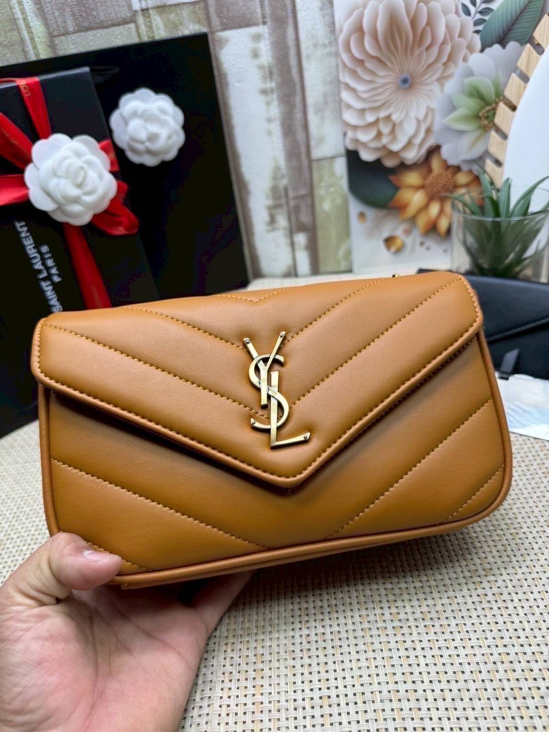 ORI หนังแท้ | YSL LOULOU small in MATELASSÉ กระเป๋าสะพายสายโซ่าีทองหรูหรา งานหนังแท้เนื้อนุ่มตะเข็บเย็บลายเชฟรอนสวยหรูโดดเด่นเป็นเอกลักษณ์ 🤍 เกรดออริจินอล หนังแท้