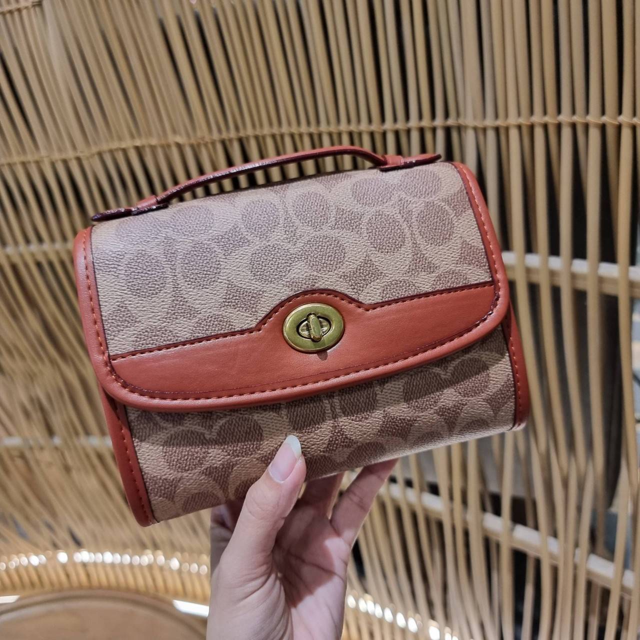 COACH C4204 KIP TURNLOCK CROSSBODY IN SIGNATURE CANVAS คอลเลคชั่นใหม่ สาวกงานดีไซน์สีสนิมต้องปลื้ม!! กับกระเป๋าสะพายข้าง ขนาดพกพาง่าย ใช้งานสะดวกมากๆ วัสดุหนังแคนวาสเคลือบลาย ตัดขอบด้วยหนังแท้ เปิด-ปิดด้วยตัวบิดล็อคแน่นหนา ภายในเป็นช่องโล่ง มีช่องใส่บัตร 