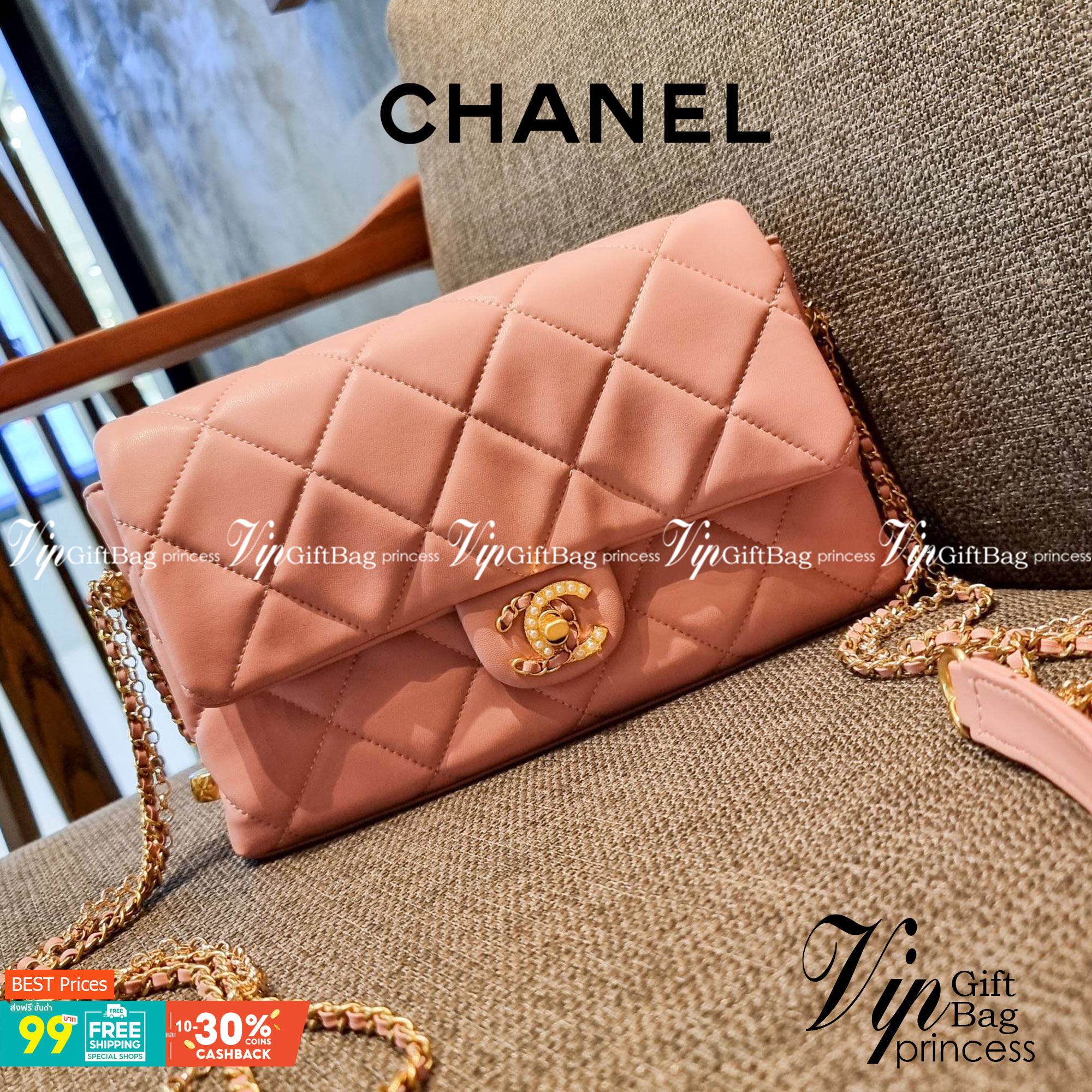 VIP 】สวยหรูพร้อมเสิร์ฟ!! กับไอเท็มสุดเลิฟจาก Chanel กระเป๋าสะพายที่สุดของความคุ้มค่า วัสดุหนังแกะนิ่มเต็มใบ เปิด-ปิดกระเป๋าด้วยตัวบิดล็อค ภายในกระเป๋าบุผ้าสวยหรู มีช่องโล่งกว้างจุของได้สบาย ใส่โทรศัพท์ กระเป๋าสตางค์ได้ มีช่องซิป 1 ช่อง ช่องย่อย 1 ช่อง ดีเ