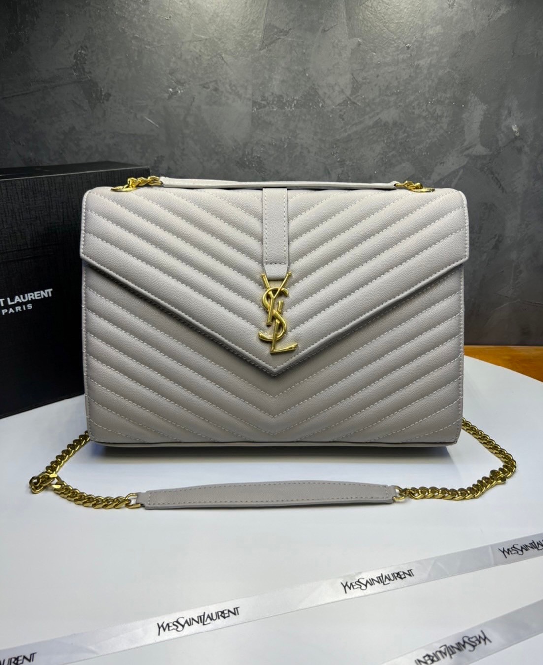 หนังแท้ YSL college large chain bag in quilted leather 30cm กระเป๋าสะพายใบใหญ่ ดีไซน์ทรงสวยหรู ตอบโจทย์ได้ทุกสไตล์ ภาพสินค้าถ่ายจากงานขายจริง ใช้งานต่างประเทศได้