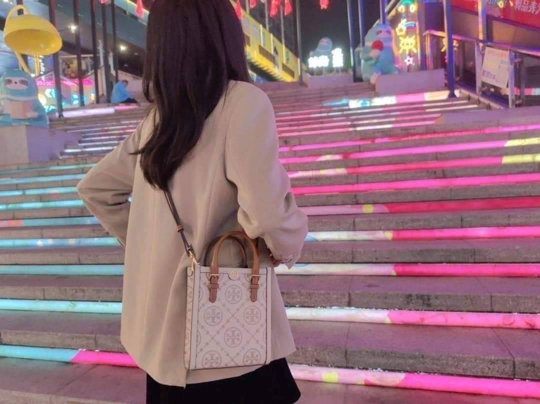 TORY BURCH T MONOGRAM EMBOSSED MINI TOTE สุดหรูกับกระเป๋าสะพายทรงโท้ท ไซส์มินิ ที่สร้างความหรูหราให้ตัวกระเป๋าด้วยดีเทลลายนูน แต่งแต้มลวดลายเอกลักษณ์ สีลูกคุณมากๆ!! วัสดุหนังแท้ ผิวสัมผัสดี ปากกระเป๋ามีแถบแม่เหล็กกันของหล่นได้ ภายในโล่ง ใส่ของจำเป็นได้ โท