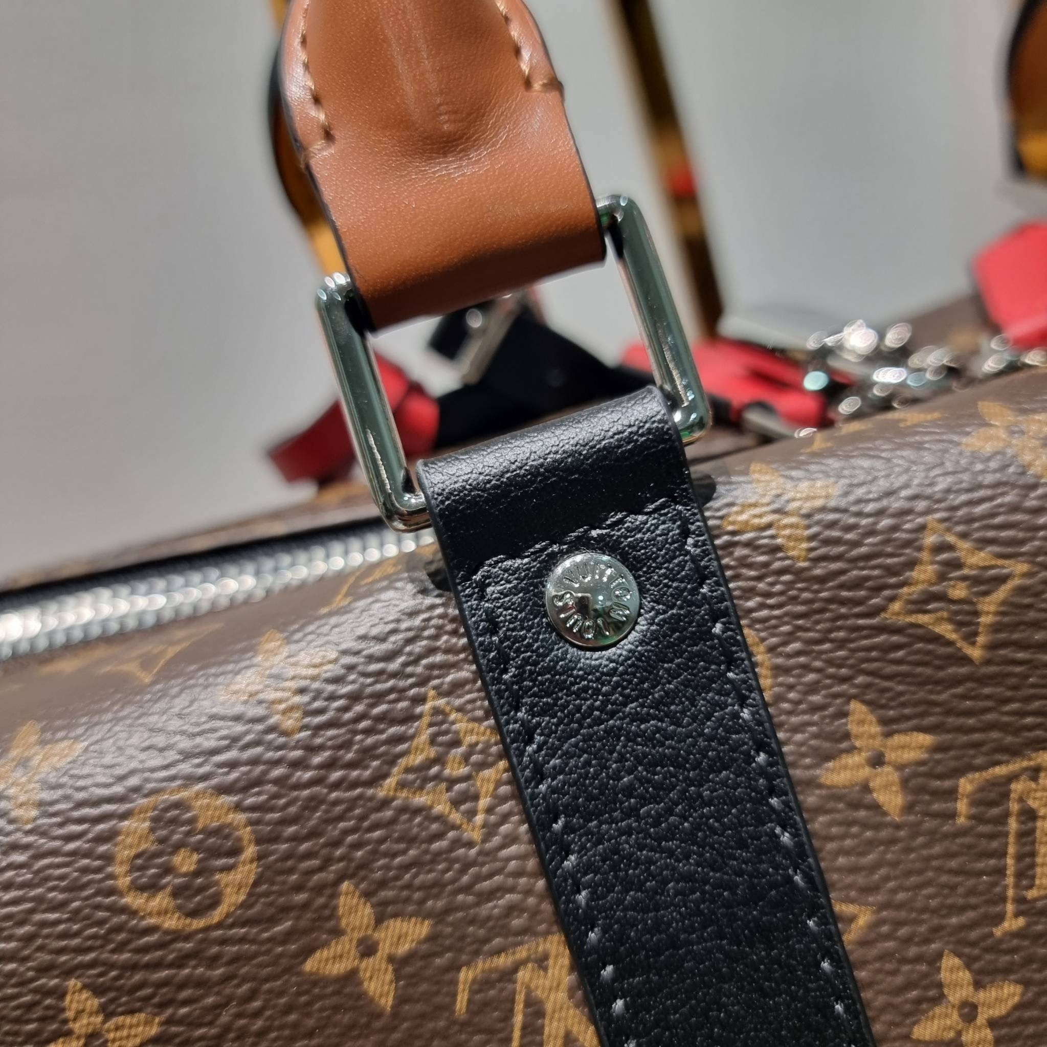 LV KEEPALL BANDOULIERE กระเป๋าเดินทางสุดชิค ที่ทำให้การเดินทางไม่ธรรมดาอีกต่อไป ด้วยลูกเล่น patch แท็กห้อย และใบลูก ที่จัดมาให้ได้เก๋ๆ ไม่ซ้ำใคร วัสดุหนังแคนวาสคุณภาพดี ดีไซน์ลวดลายโมโนแกรมเอกลักษณ์ ซิปมีตัวล็อคไว้ให้แน่นหนา มีสายสะพายครอสให้ ภายในโล่งกว้