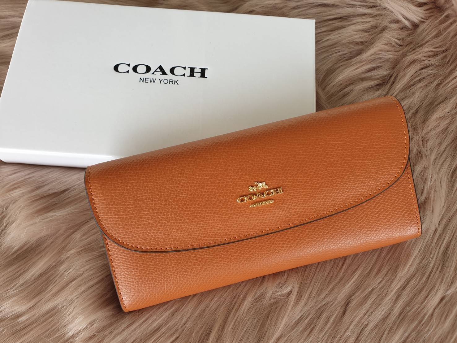 Coach long wallet กระเป๋าสตางค์ใบยาว วัสดุ pu. อะไหล่รมดำ เปิดปิดแบบฝาปิดกระดุม ภายในมีช่องใส่บัตร, ธนบัตร และช่องซิปใส่เหรียญ ด้านหลังมีอีก 1 ช่องค่ะ
