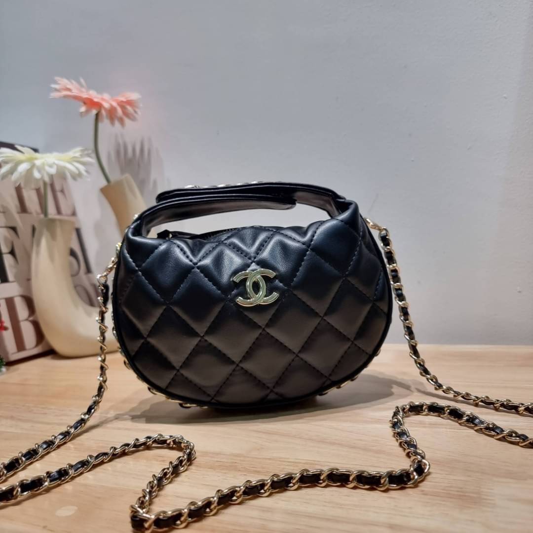 Chanel Pouch Hot item 2023 กระเป๋าสะพายกึ่งพอช ใบเล็กน่ารักน่าใช้ ถือไปไหนก็อัพลุคปัง วัสดุหนังแกะ สัมผัสนิ่มมือ หูจับในตัว ปรับได้อีกเล็กน้อย มาพร้อมสายสะพายโซ่