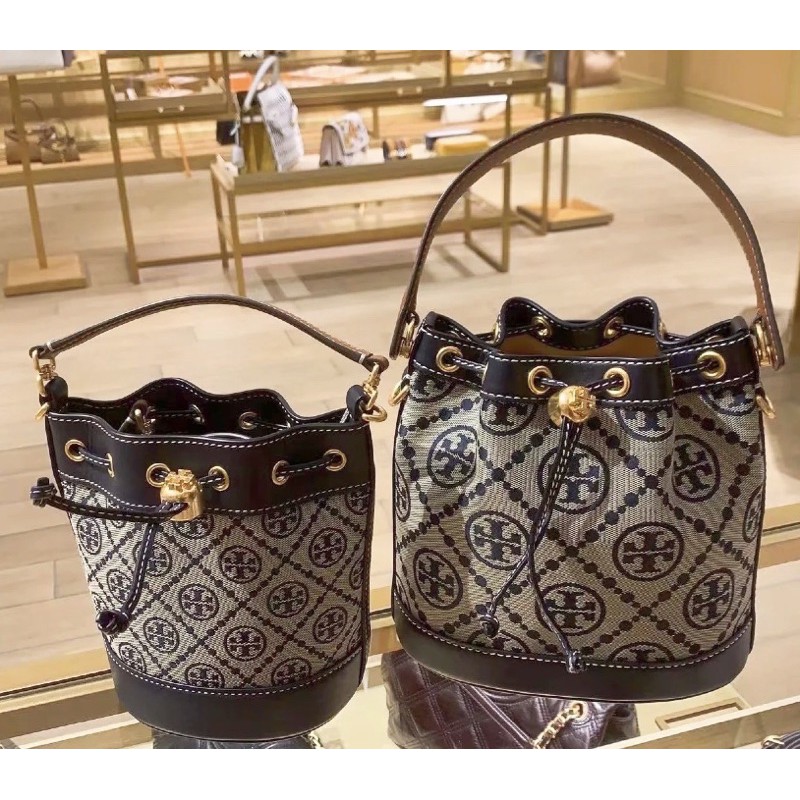 TORY BURCH T MONOGRAM JACQUARD MINI BUCKET BAG ที่สุดของรุ่นที่ตามหา!! ไอเท็มที่สาวๆเฝ้ารอ กระเป๋าบัคเก็ตทรงสวย ไซส์มินิ ที่ดาราเซเลปใช้กันมากมาย มาแล้วในราคาที่จับต้องได้