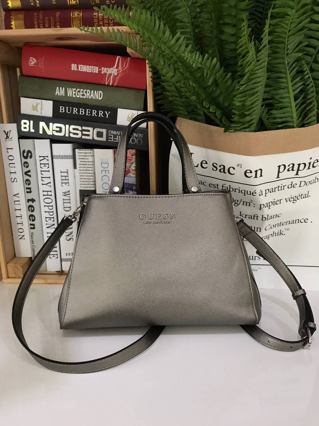 GUESS WOMAN FACTORY SHOULDER BAG กระเป๋าถือหรือสะพาย ทรง A คลาสสิค ขนาดกำลังดี น้ำหนักเบา วัสดุ pu. นิ่ม คุณภาพดี สวยอยู่ทรง ด้านหน้า ประดับโลโก้แบรนด์ เปิดปิดแบบแถบคาดกระดุมแม่เหล็ก ภายในกว้างแบ่ง 2 ช่องใหญ่ มีช่องซิปกลาง เป็นสัดส่วน ซับในลายแบรนด์ ใส่ w