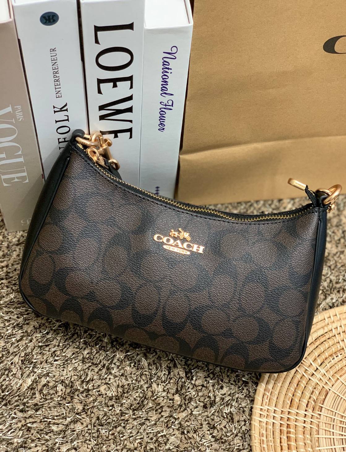 พร้อมส่งครบสี สวยทุกสีเลยค่า😘 ((CA173//CA209//CA548)) COACH TERI SHOULDER BAG 🔹กระเป๋าทรงพอช ในรูปแบบหนังแท้ หนังนิ่มสวยมากค่ะ