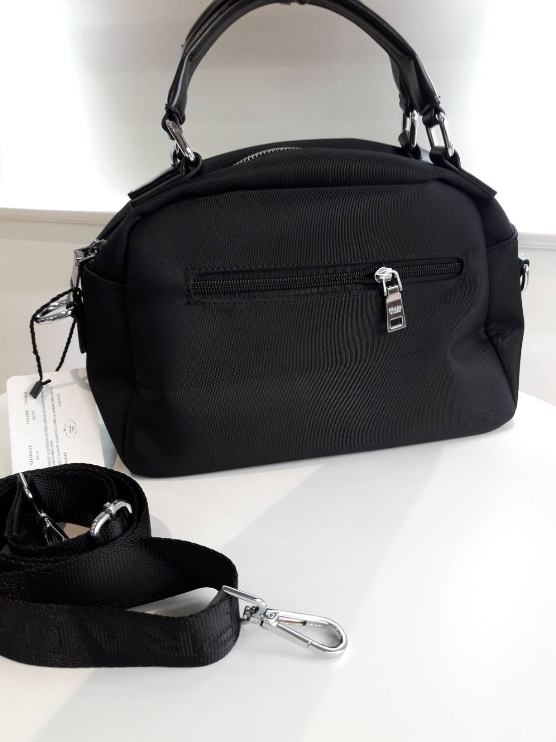 มาใหม่ค้า! จากงานพรีเมี่ยมกิ้ฟแบรนด์ดังอย่าง Prada กระเป๋าดีไซน์สวยใช้ได้ทุกเพศเลยคะ ตัวกระเป๋าทำจาก Polyester ทั้งใบ กันน้ำได้ค้า อะไหล่เงินสุดหรู ด้านหน้ามีช่องซิปหนึ่งช่องใส่ของได้จุกจิกหยิบง่าย ด้านในมีช่องซิปอีก 2 ช่องใหญ่ เก็บสัมภาระได้ครบ **จบในใบเ