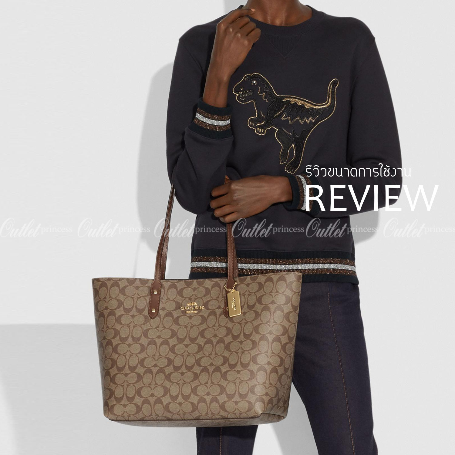 รุ่นยอดนิยม COACH TOWNTOTE IN SIGNATURE CANVAS F76636 กลับใช้ได้ทั้งสองด้าน ใบขนาดใหญ่จุใจ ใส่ของได้เยอะมากกก เป็นรุ่นที่สวยตลอดกาล ควรมีติดตู้ไว้เลยค่าา