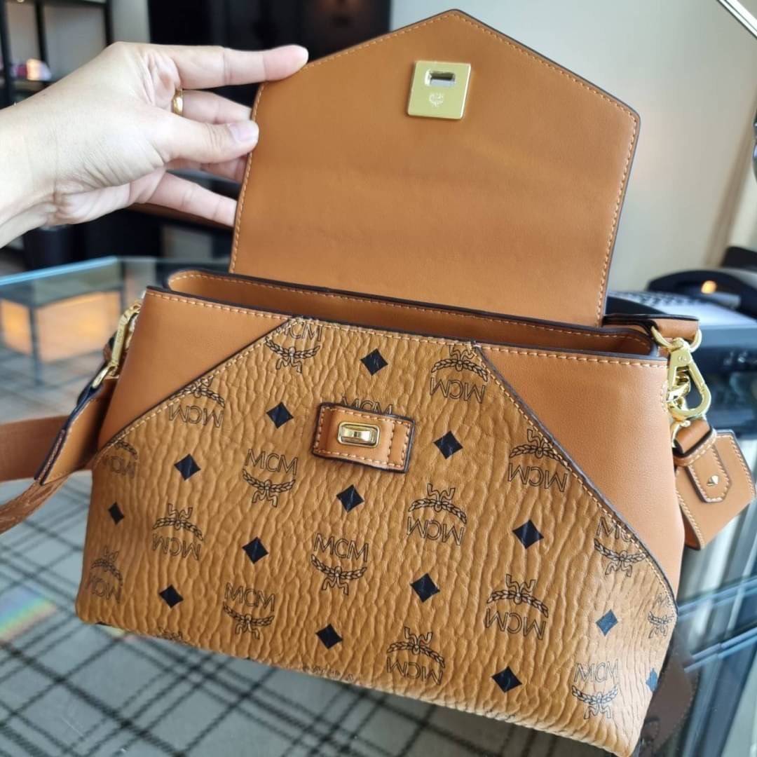 M.C.M ESSENTIAL CROSSBODY IN VISETOS กระเป๋าสะพายข้าง สวยอยู่ทรง ดีไซน์ไม่ซ้ำใคร มาพร้อมสายสะพายถึง 2 แบบ ปรับเปลี่ยนใช้ได้ไม่มีเบื่อ วัสดุหนังแคนวาสสลับหนังแท้ เปิด-ปิดกระเป๋าด้วยตัวบิดล็อคแน่นหนา ด้านหลังมีช่องเก็บบัตรได้ ภายในโล่งกว้าง แบ่งสัดส่วน เป็น