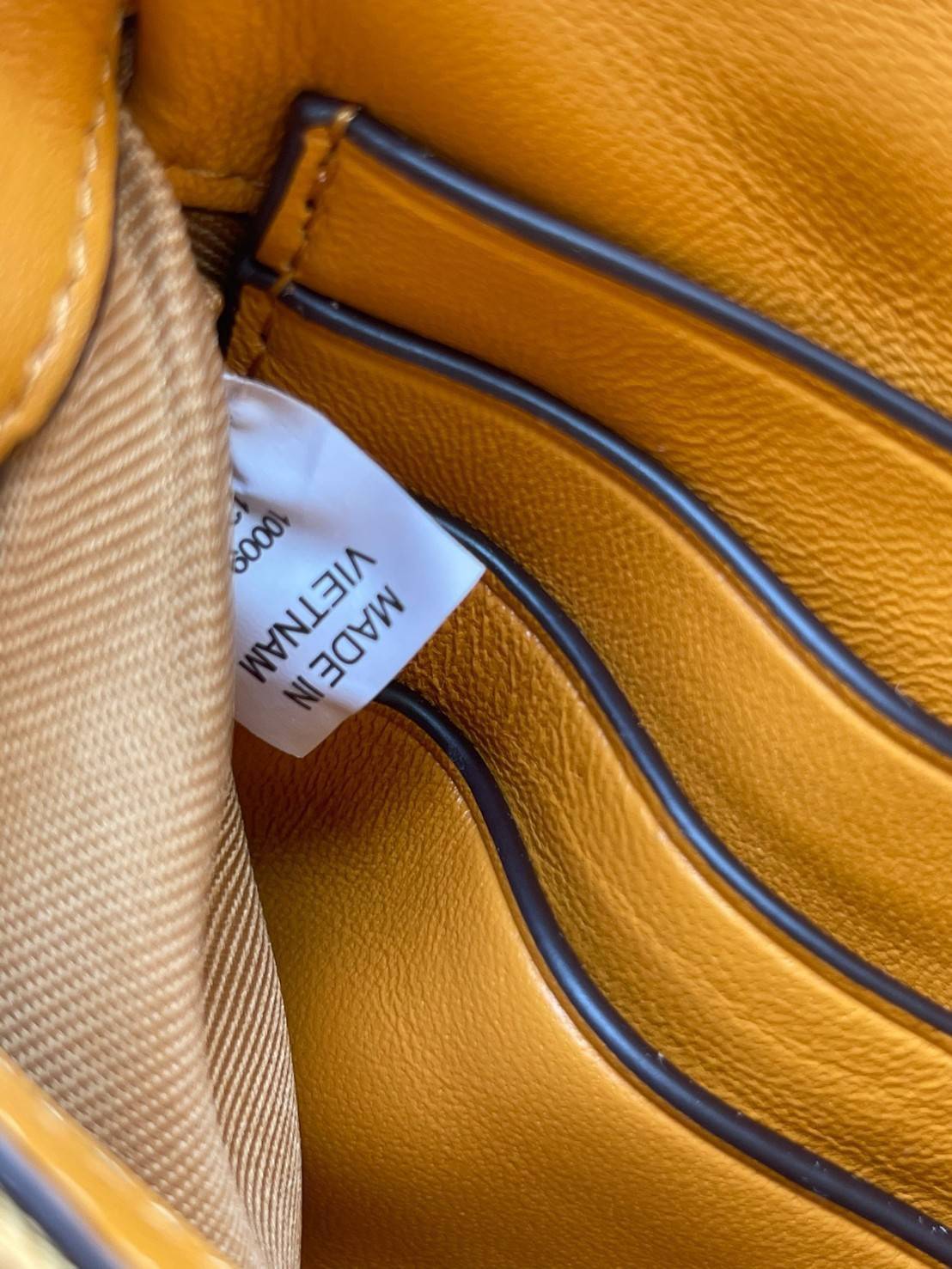 ของแท้ 💯% 】Tory Burch Kira Chevron Chain Wallet Bag เน้นความเรียบหรูดูแพง ต้องยกให้รุ่นนี้ ซึ่งมีขนาดกะทัดรัด ให้ลุคสาวมั่น Active ดูทะมัดทะแมง เหมาะสะพายในวันลำลอง และด้วยความที่เป็นแบรนด์ของทอรี่