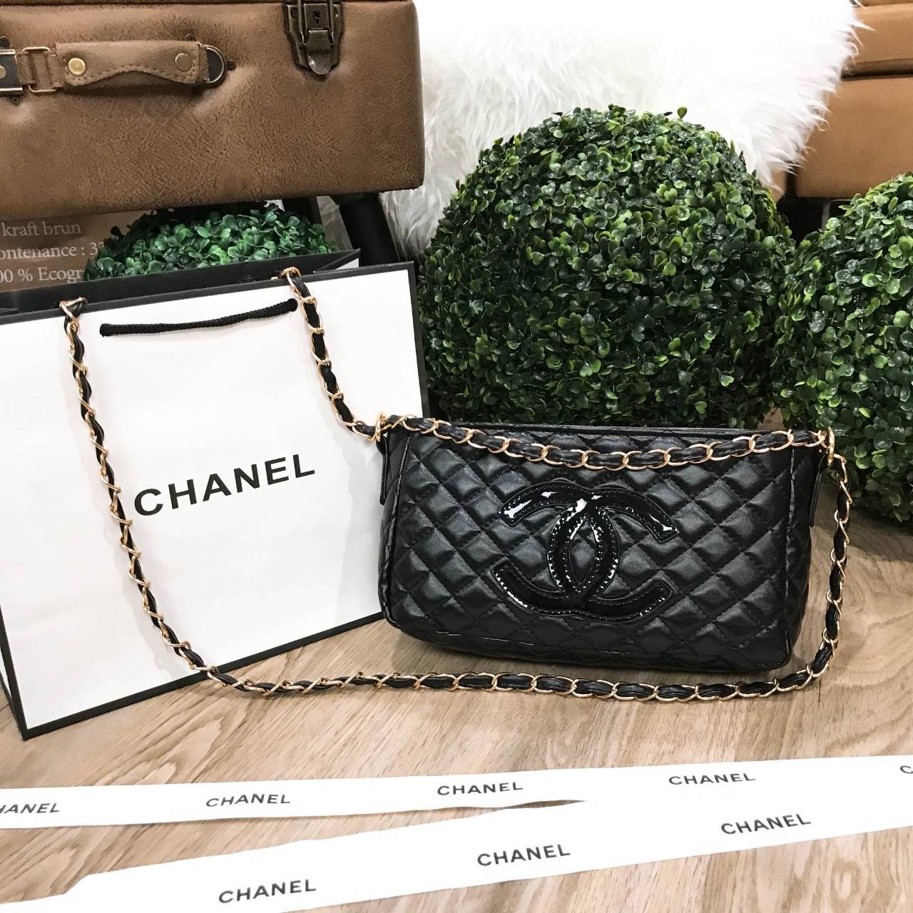 NEW ARRIVAL! Chanel Clutch Bag With Chain VIP Gift With Purchase (GWP) กระเป๋าสะพายพรีเมี่ยมกิ้ฟของแท้จาก Chanel Perfume Counter รุ่น Limited Edition วัสดุหนังลายตารางทรงเหลี่ยมเปิดปิดด้วยซิปแบรนด์อะไหล่ทอง ขนาดกำลังดี น้ำหนักเบา ภายในโล่ง ซับในลายเเบรนด์