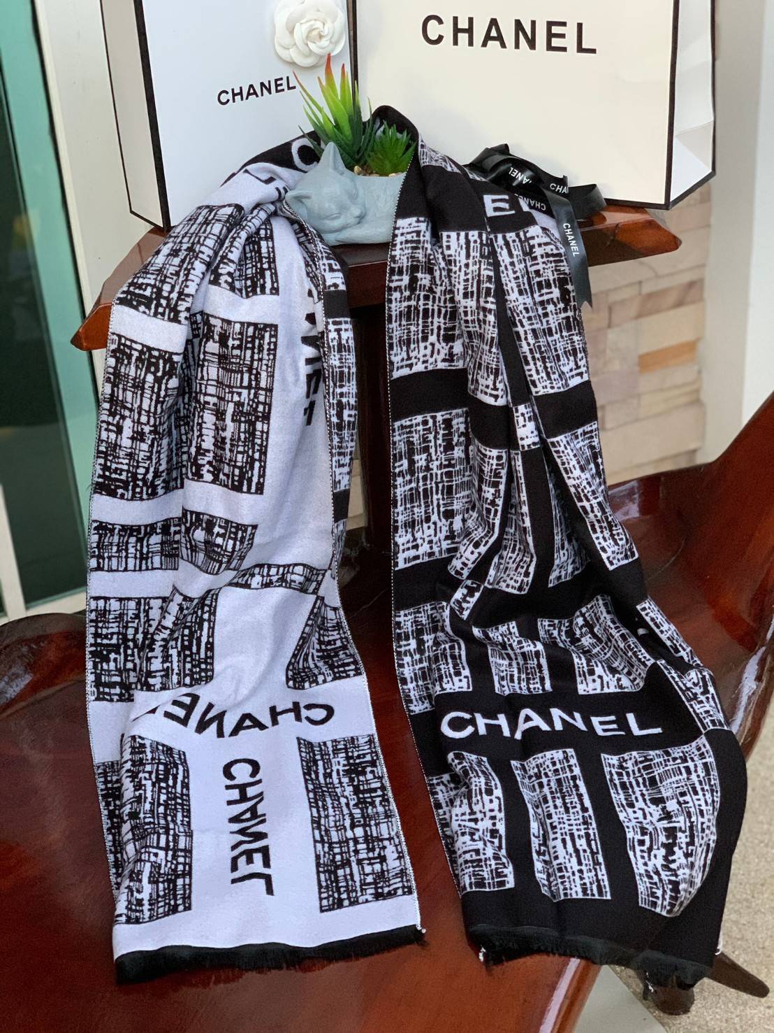 Chanel Shawl Wrap Scarf (With Box) พลาดไม่ได้กับของขวัญสำหรับเทศกาลดีๆที่กำลังจะมาถึง ส่งมอบความรู้สึกดีๆให้กับคนที่คุณรัก ด้วยผ้าพันคอ หรือ ผ้าคลุมจากแบรนด์ดัง ด้วยเนื้อผ้าแบบcashmereที่ถักทอแบบเนื้อละเอียด จึงทำให้นุ่มน่าสัมผัส ให้ความอบอุ่นได้ดี ไม่ว่า