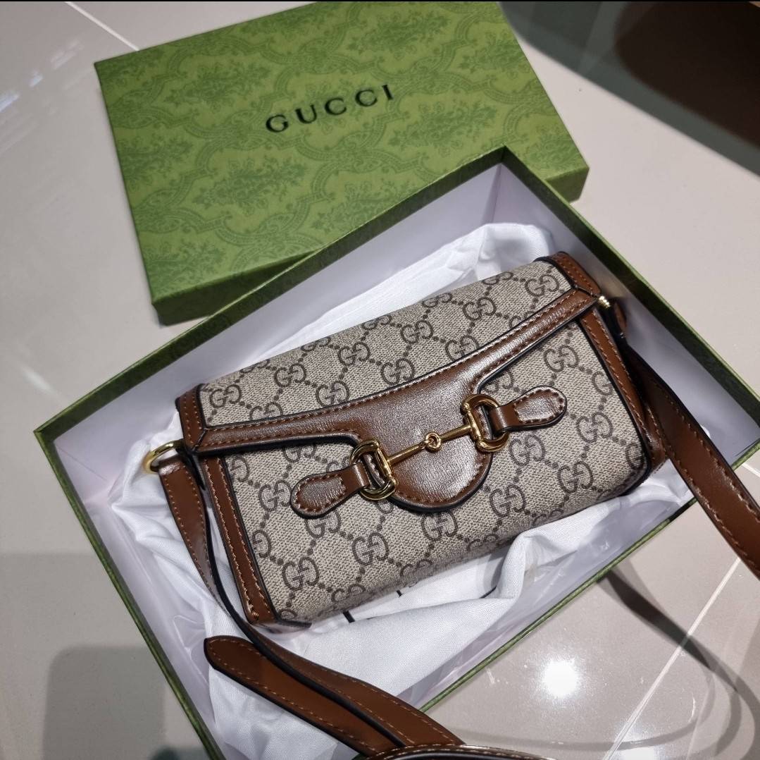Gucci Horsebit 1955 Mini Bag / GC crossbody horizon mini bag กระเป๋าสะพายข้างขนาดกำลังดี สวยอยู่ทรง วัสดุหนังแคนวาสทนทาน แฝงความหรู เปิด-ปิดฝาสอดพร้อมแม่เหล็กในตัว ภายในเป็นช่องโล่ง ใส่โทรศัพท์ได้ทุกรุ่น พกแทนกระเป๋าสตางค์ ใส่บัตร ใส่ธนบัตรพกง่ายๆก็ได้ สา