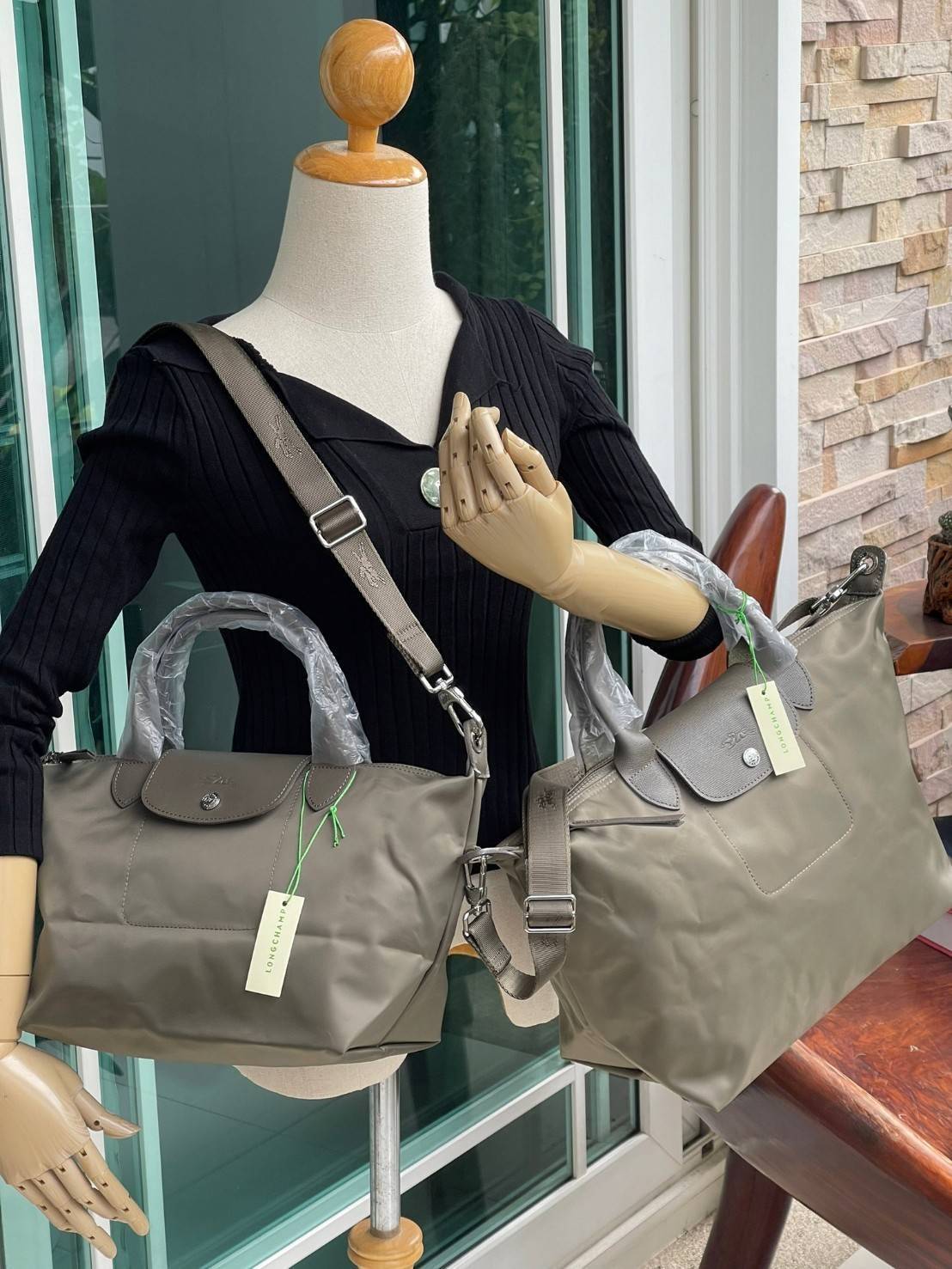 Longchamp LE PLIAGE NÉO TOP HANDLE BAG อีกหนึ่งรุ่นยอดนิยม ที่สาวๆ ต้องมีไว้เก็บไว้สักใบ กระเป๋าโท้ทใบนี้ มาพร้อมกับสีที่มีสไตล์เรียบง่าย มีสายสะพายยาวปรับสั้นยาวได้ช่วยให้คุณสามารถสะพายไหล่ได้อย่างสบาย ในตัวสายปักโลโก้อันเป็นสัญลักษณ์ ในขณะที่ที่ปิดแบบซิ