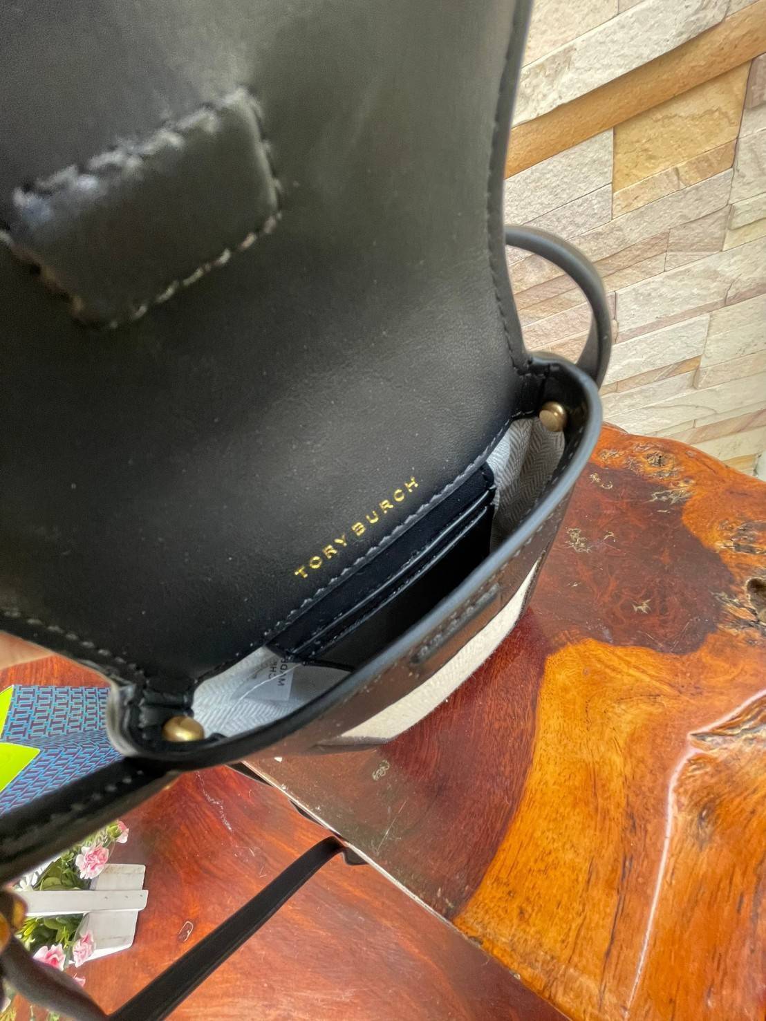 ของแท้ 💯% Tory Burch Miller Leather & Canvas Crossbody Phone Case ขึ้นชื่อว่ากระเป๋าสำหรับใส่มือถือหรือของจุกจิกต่างๆ โดยให้เหมาะกับการใช้งานนั้นมีไม่มาก คอลเลคชั่นนี้ออกมาเพื่อเอาใจสาวๆโดยเฉพาะ สีสันสุภาพ