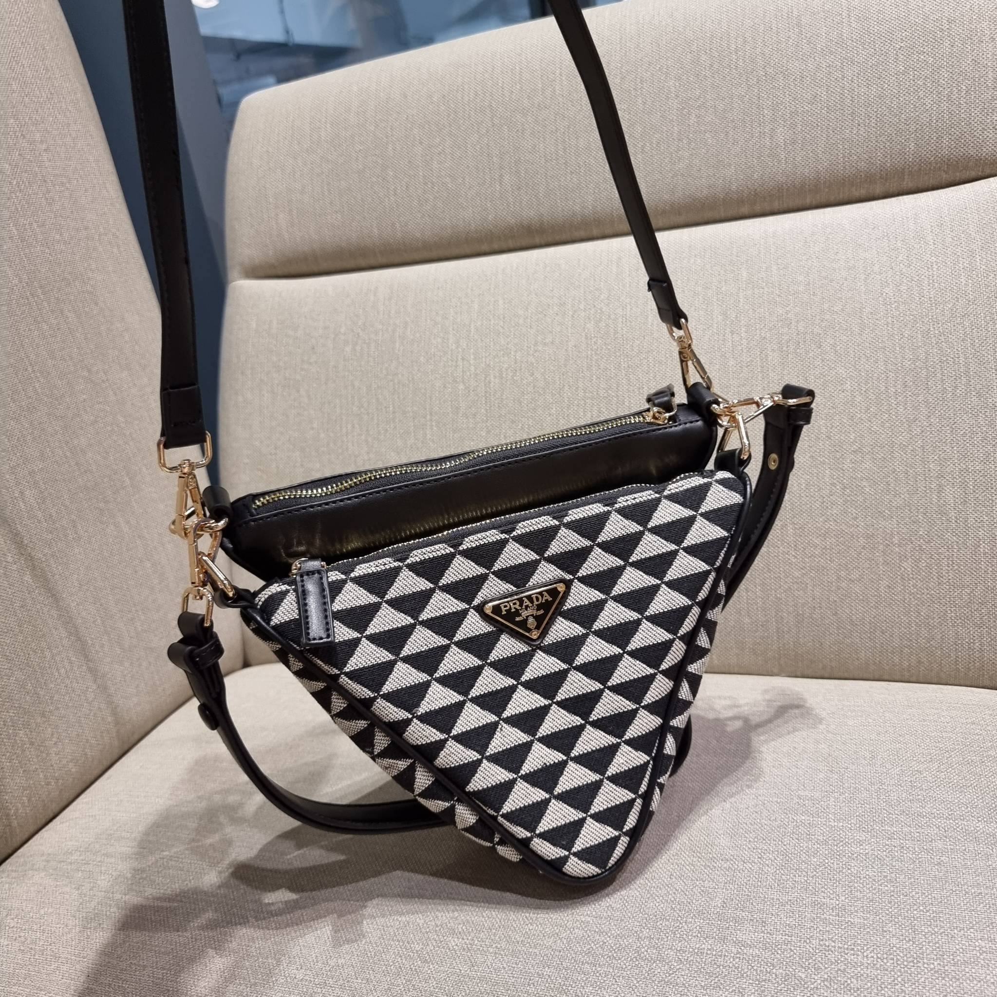 PRADA TRIANGLE BAG ล้ำกว่าใคร ใหม่กว่าใคร ไม่ต้องรอพรีฯ กระเป๋าสะพาย ดีไซน์ทรงสามเหลี่ยม ชิคๆคูลๆ ไม่มีใครเหมือน มีมาให้ถึง 2 ชิ้น วัสดุผ้า jacquard และหนังแท้ สวยคู่ สลับใช้ได้หลากหลายมากๆ เพราะยังมีสายสะพายมาให้อีกถึง 2 เส้น เกี่ยวคู่กันสะพายเท่ๆ หรือแย