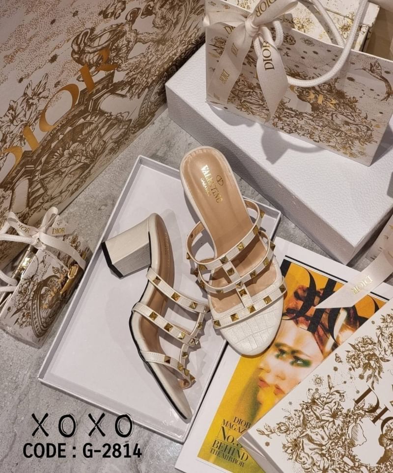 Valentino รองเท้า งานสวม หมุด สวยเก๋ ของมันต้องมีคะ แมทส์ชุดไก้หลากหลาย สวมใส่ง่าย วัสดุหนัง PU พิมพ์ลายคล้ายหนังแท้ ส้นแท่ง ใช้งาน ยื่น เดิน สบาย ไม่เมื่อย