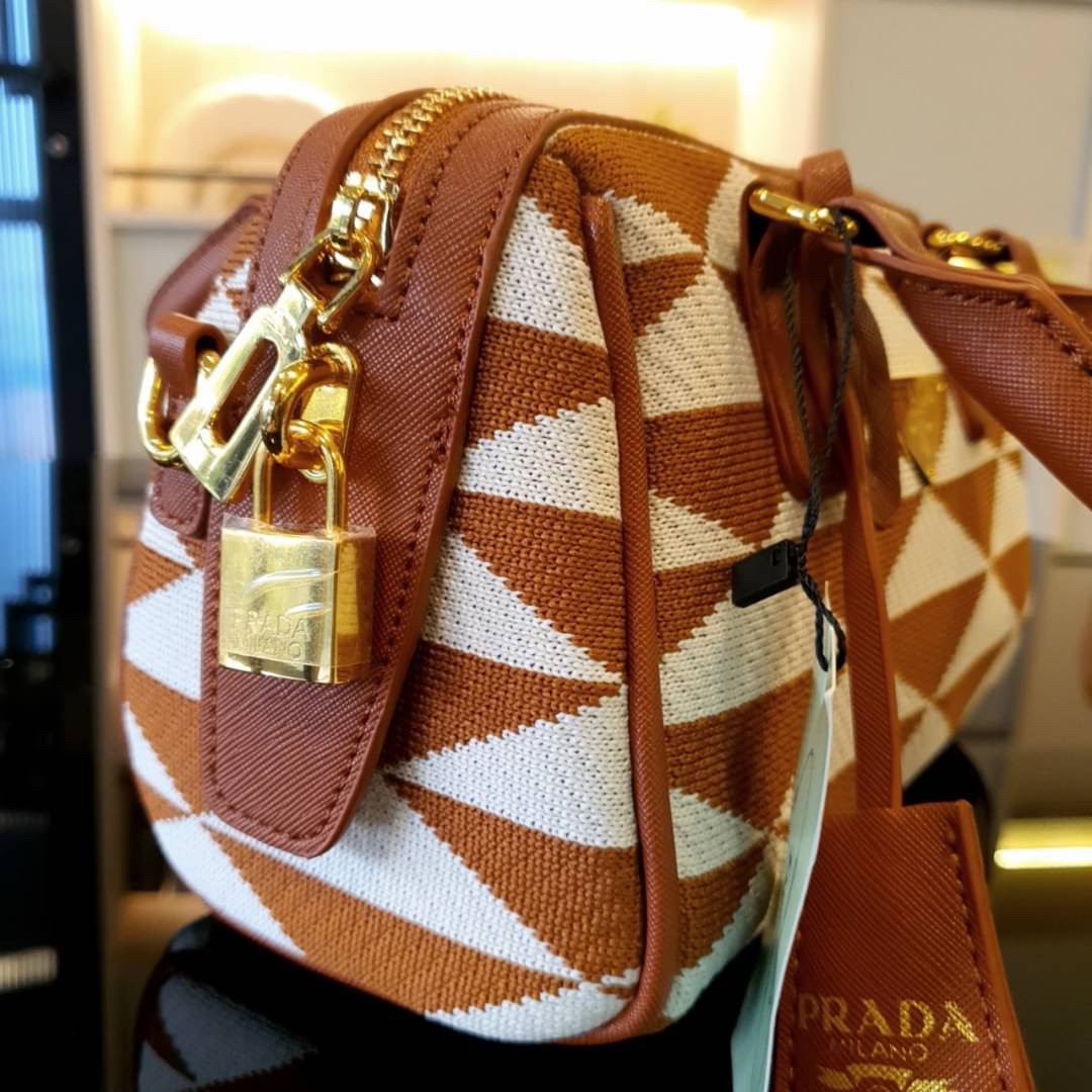 Prada Symbole Embroidered Fabric Top-handle Bag พร้อมส่งรุ่นใหม่ มาแรง จากแบรนด์ Prada กับทรง หมอนอยู่ทรงสวย สาวๆห้าม