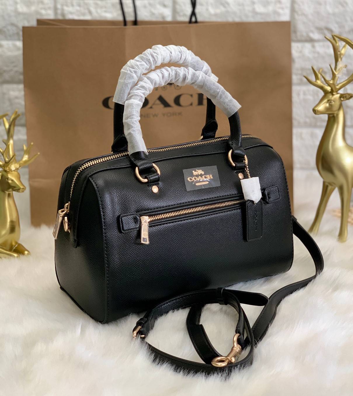 COACH ROWAN SATCHEL BAG ((79946)) กลับมาอีกครั้ง พร้อมสีหายากค่ะ! กระเป๋าหิ้วทรงหมอนสุดฮิตของสาวๆ//สะพายข้างได้ หนังแท้ ลายหนังสวย ทรงสวย ด้านหน้ามีช่องซิปให้หนึ่งช่อง เปิดปิดช่องหลักแบบซิป ภายในกว้างใส่ของจำเป็นของสาวๆได้ครบ มีช่องเล็กและช่องซิปใส่ของจุก