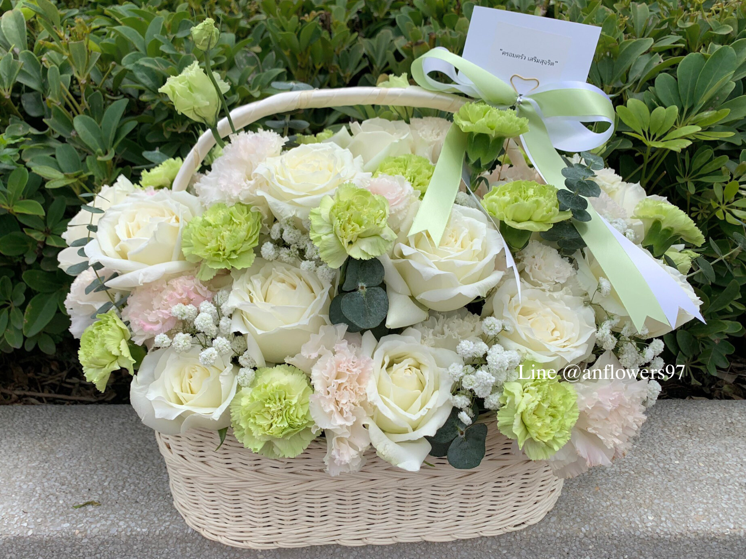 กระเช้าดอกไม้สด กระเช้าดอกไม้ Flower basket ตระกร้าดอกไม้