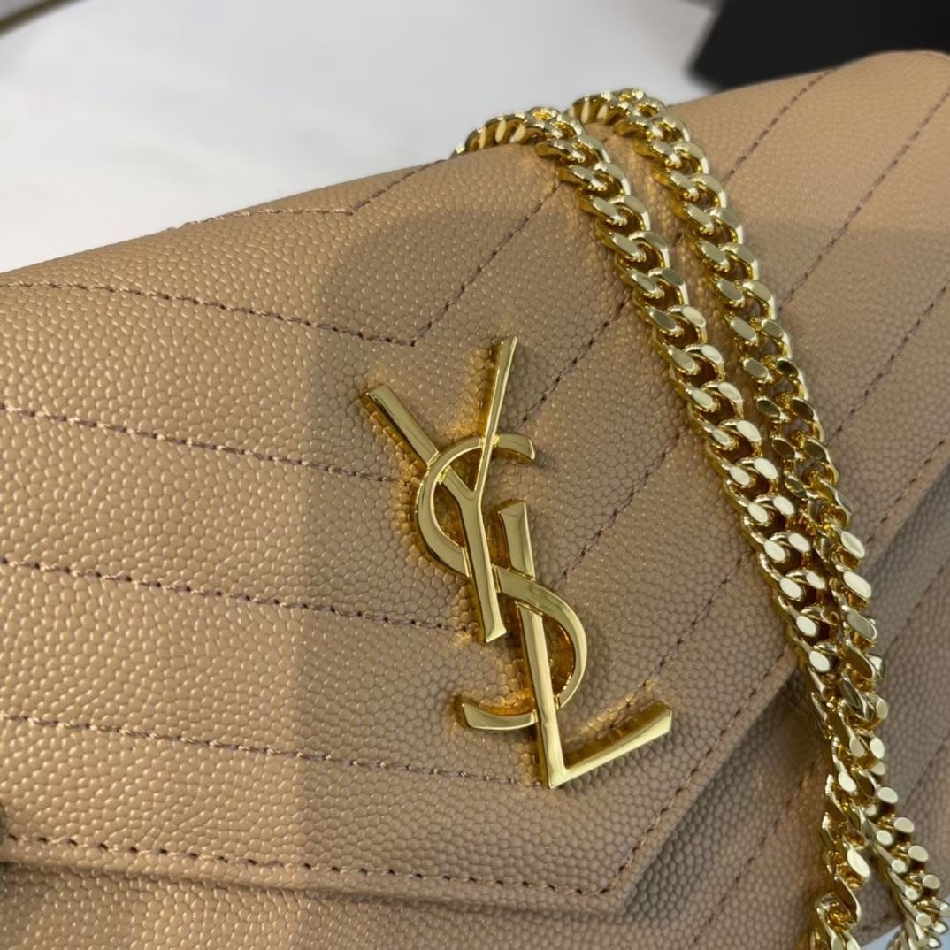 VIP 】หนังแท้ YSL Saint Laurent Envelope WOC 7.5” กระเป๋าเงิน wallet on chain ที่มาพร้อมสายสะพายแบบโซ่ ขนาด 7.5” หนังวัวติดโลโก้ YSL มีทั้งอะไหล่เงิน ทอง และดำ ด้านในมีช่องซิป และช่องใส่การ์ด 6 ช่อง เรียบหรู คลาสสิคมากๆ เลยค่ะ