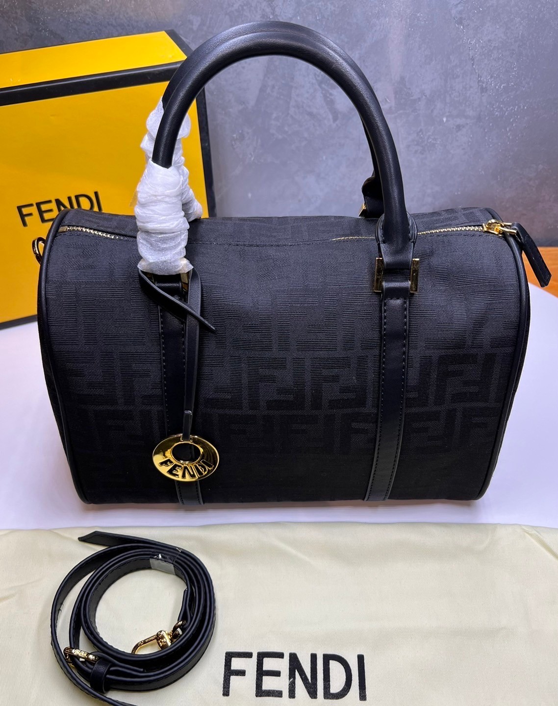 หนังแท้ Fendi Keepall 30 cm / Fendi Travel Bag / Fendi Boston Vintage Bag พร้อมส่งที่ไทย Tobacco Zucca Canvas and Gold hardware. กระเป๋าเดินทางใบใหญ่กำลังดี ภายในโล่งกว้าง จุของได้เยอะ พร้อมส่งที่ไทย ภาพสินค้าถ่ายจากงานขายจริง ใช้งานต่างประเทศได้