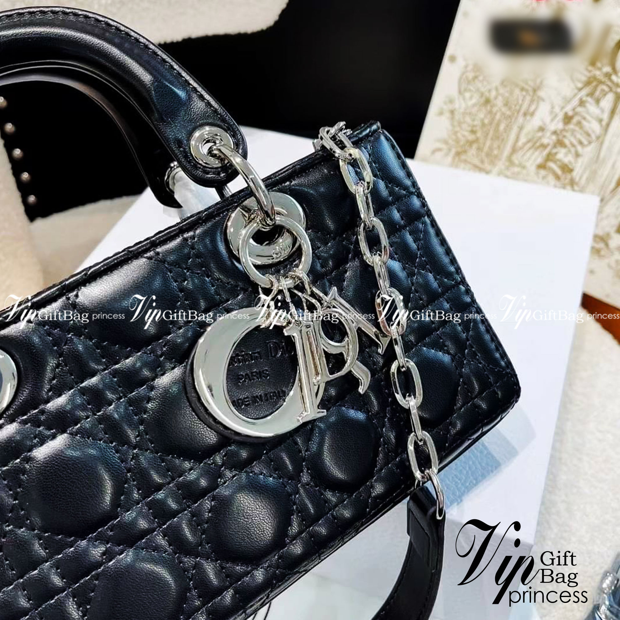 DIOR Lady D-Joy Bag Cannage Lambskin กระเป๋าสุดไอคอนิก รุ่นอมตะที่ตราตรึงในความทรงจำผู้คนทั่วโลก ถือแล้วดูหรู ดูแพง เป็นรุ่นที่ควรมี มีสายสะพายโซ่แบบถอดได้ ภาพสินค้าถ่ายจากงานขายจริง ใช้งานต่างประเทศได้