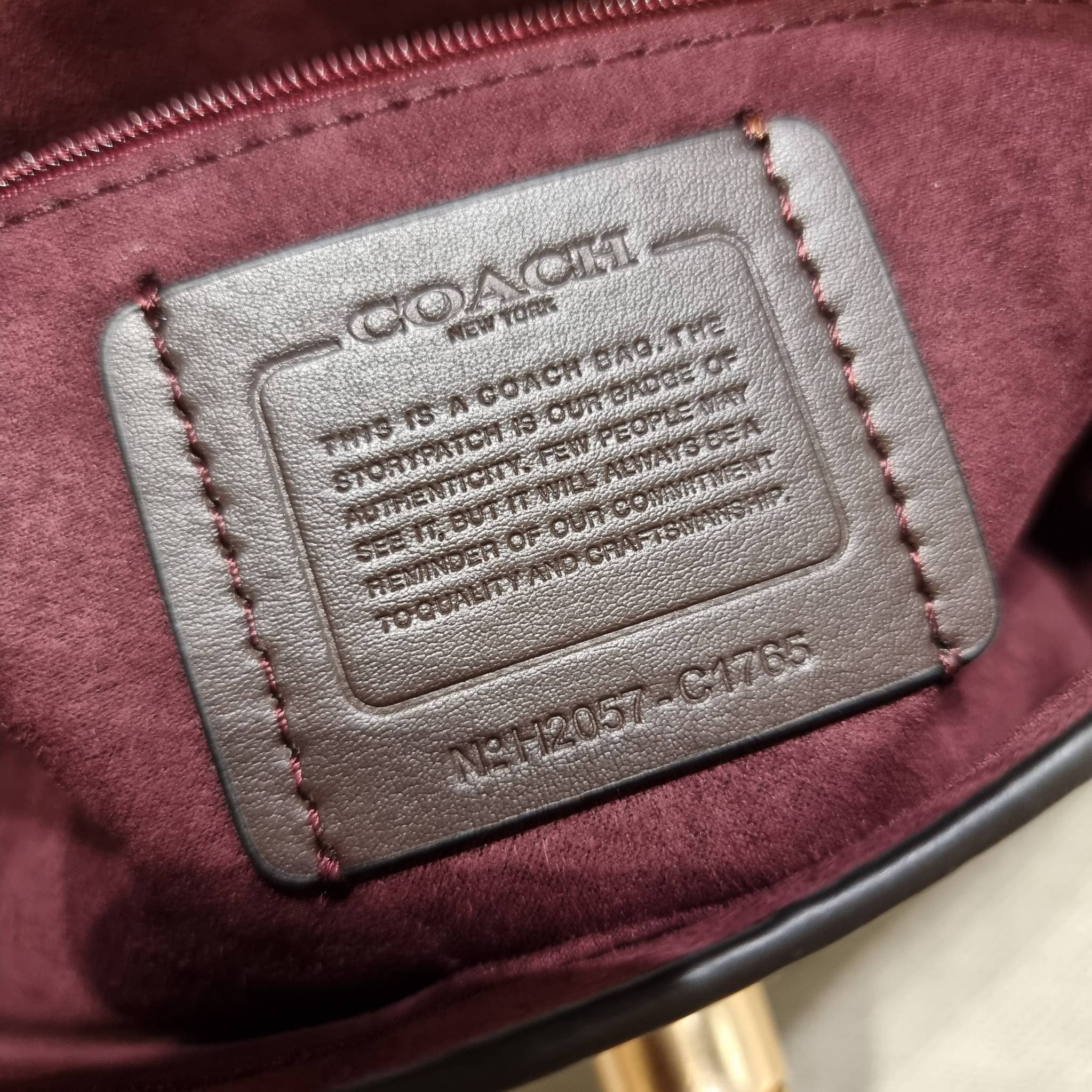 COACH C1765 MARLIE TOP HANDLE SATCHEL IN SIGNATURE CANVAS กระเป๋าถือ/สะพายข้าง มีดีไซน์ยูนีค โดดเด่น ตกแต่งโลโก้ด้านข้างอะไหล่ทอง สวยคลาสสิคด้วยวัสดุแคนวาสสลับหนังแท้ เปิด-ปิดด้วยตัวล็อคแน่นหนา ภายในเป็นช่องโล่ง ใส่ของได้ครบครัน มาพร้อมหูจับในตัวและสายสะพ