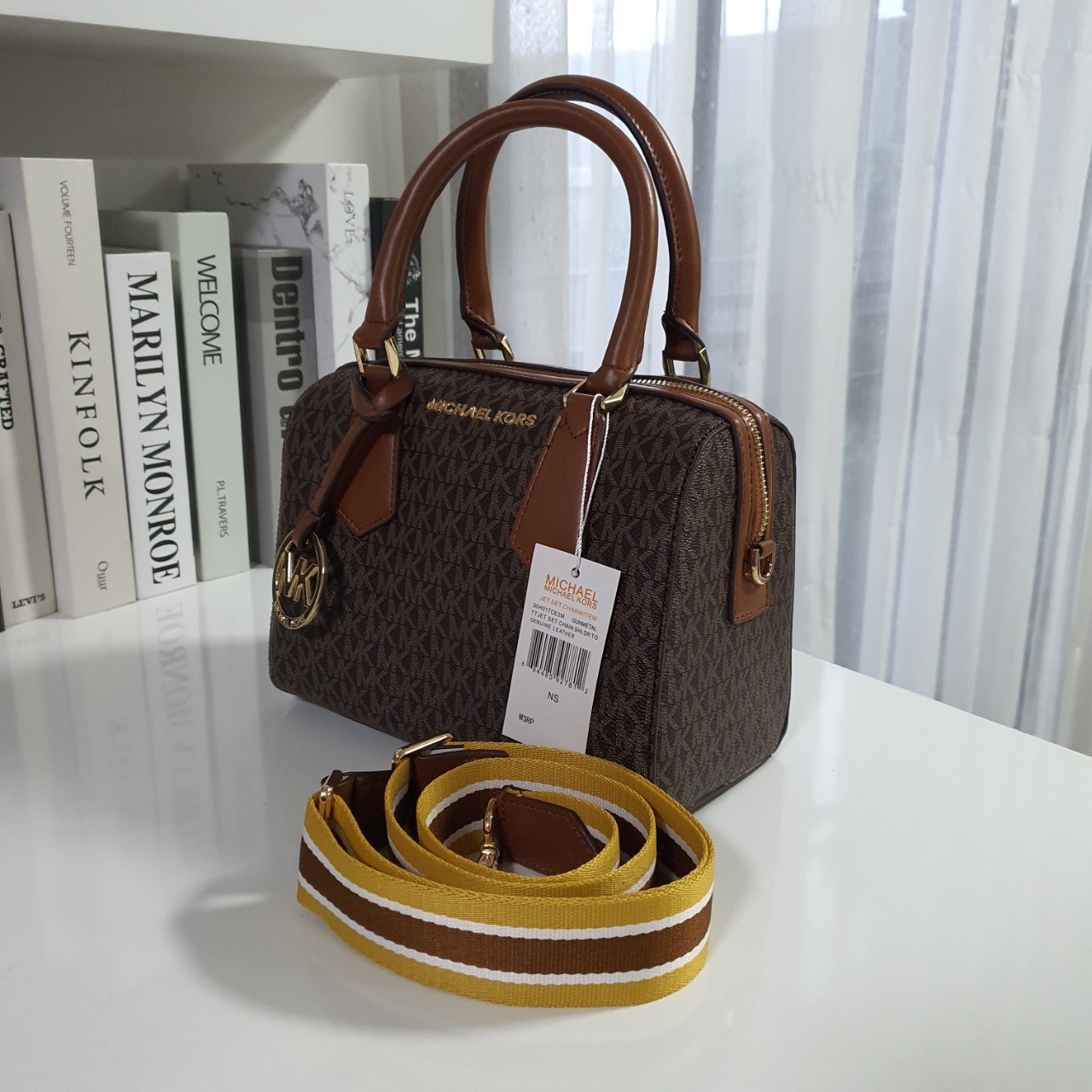 MICHEAL KORS HAYES DUFFLE BAG กระเป๋าสะพายทรงหมอนยอดฮิต ขนาดกลาง วัสดุหนังสังเคราะห์ปั้มลาย MK ทั้งใบ สวยอยู่ทรง ประดับโลโก้แบรนด์ด้านหน้า ด้านในบุผ้าไนลอน มีช่องซิปอีกหนึ่งช่อง สามารถใส่กระเป๋าสตางค์ใบยาว มือถือ iphone เงิน ของจุกจิกได้ มาพร้อมแท็กห้อยสุ