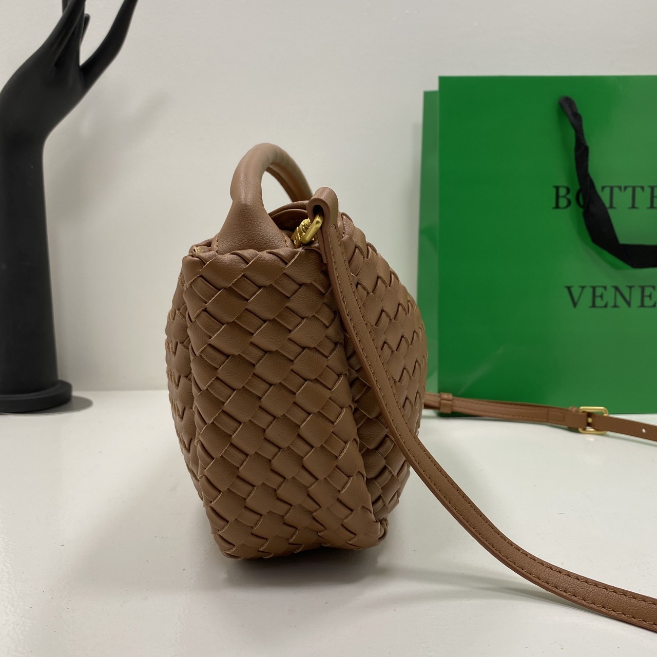 BOTTEGA intrecciato leather Snap Handle Handbag กระเป๋าถือ/สะพาย ดีไซส์สานเป็นเอกลักษณ์ หูจับในตัว หนังสวยงาม เกรดออริ สลับแท้ 1:1 ใช้งานต่างประเทศได้