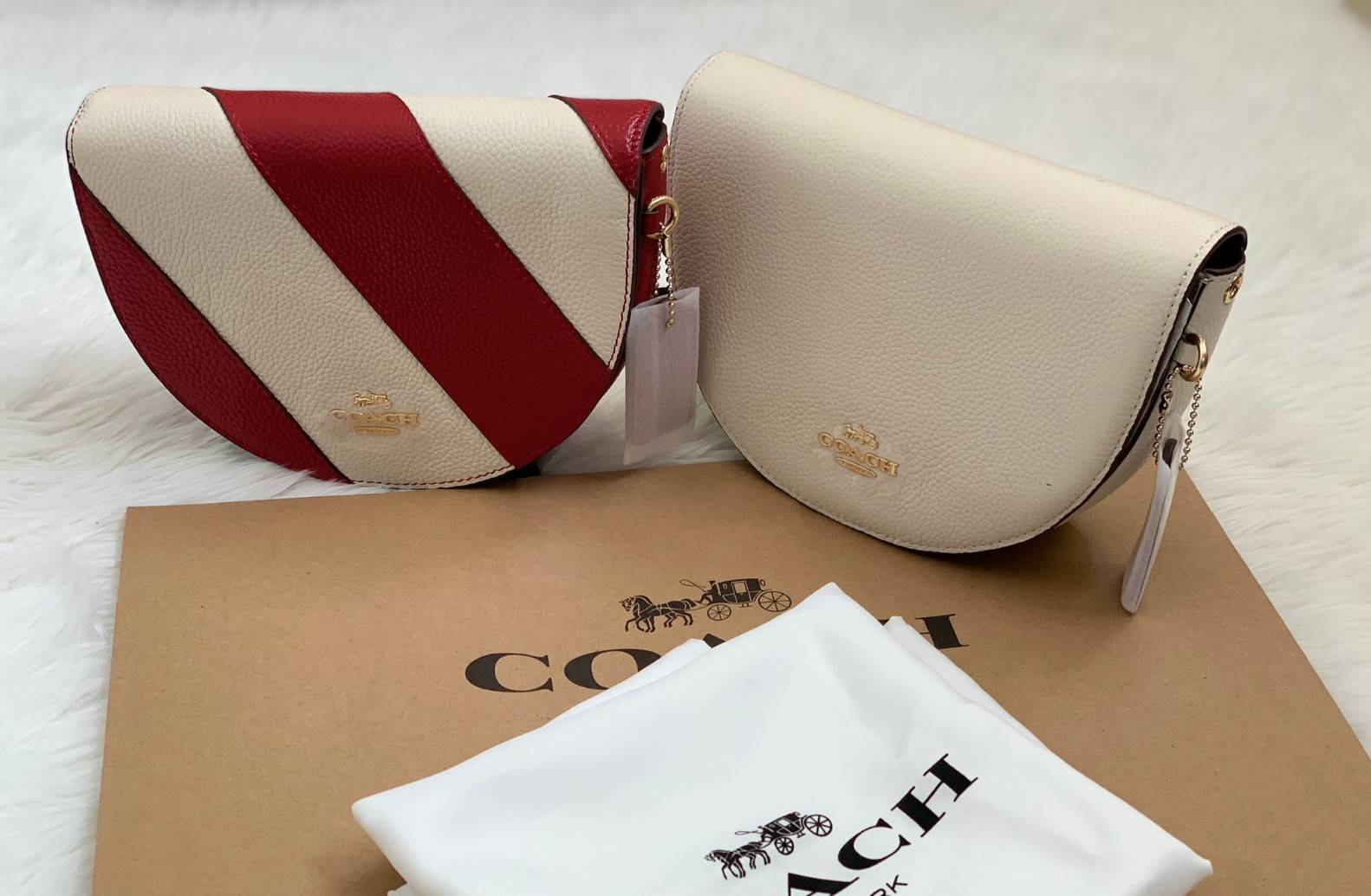 พร้อมส่งที่ไทยครบทั้ง6สีค่ะ 😘 Coach Ellen Crossbody In Signature ((C1432)) กระเป๋าทรงฮาฟมูนรูปทรงคลาสสิก ออกแบบให้มีลักษณะโค้งมน ไม่ดูเป็นทรงแข็งจนเกินไป ดีไซน์และสีของกระเป๋ายังเรียบง่าย เข้าได้กับทุกชุด สะพายครอสบอดี้ร์//สะพายข้าง หรือถือแบบคลัท