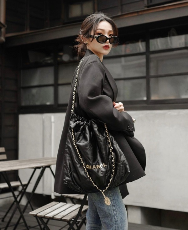Small CHANEL 22 Handbag แรงเกินต้านที่สุดกับไอเท็มนี้ ที่สาวๆหรือใครๆก็ต้องมี มาในไซส์ใหญ่ รูปทรงใช้ง่ายขึ้น แต่ยังจุได้หนักๆเหมือนเดิม ดูหรูหรา เกินเรื่องที่สุด กับกระเป๋าสะพาย ดีไซน์เรียบหรู คลาสสิค แถมได้ใบลูกไปอีก