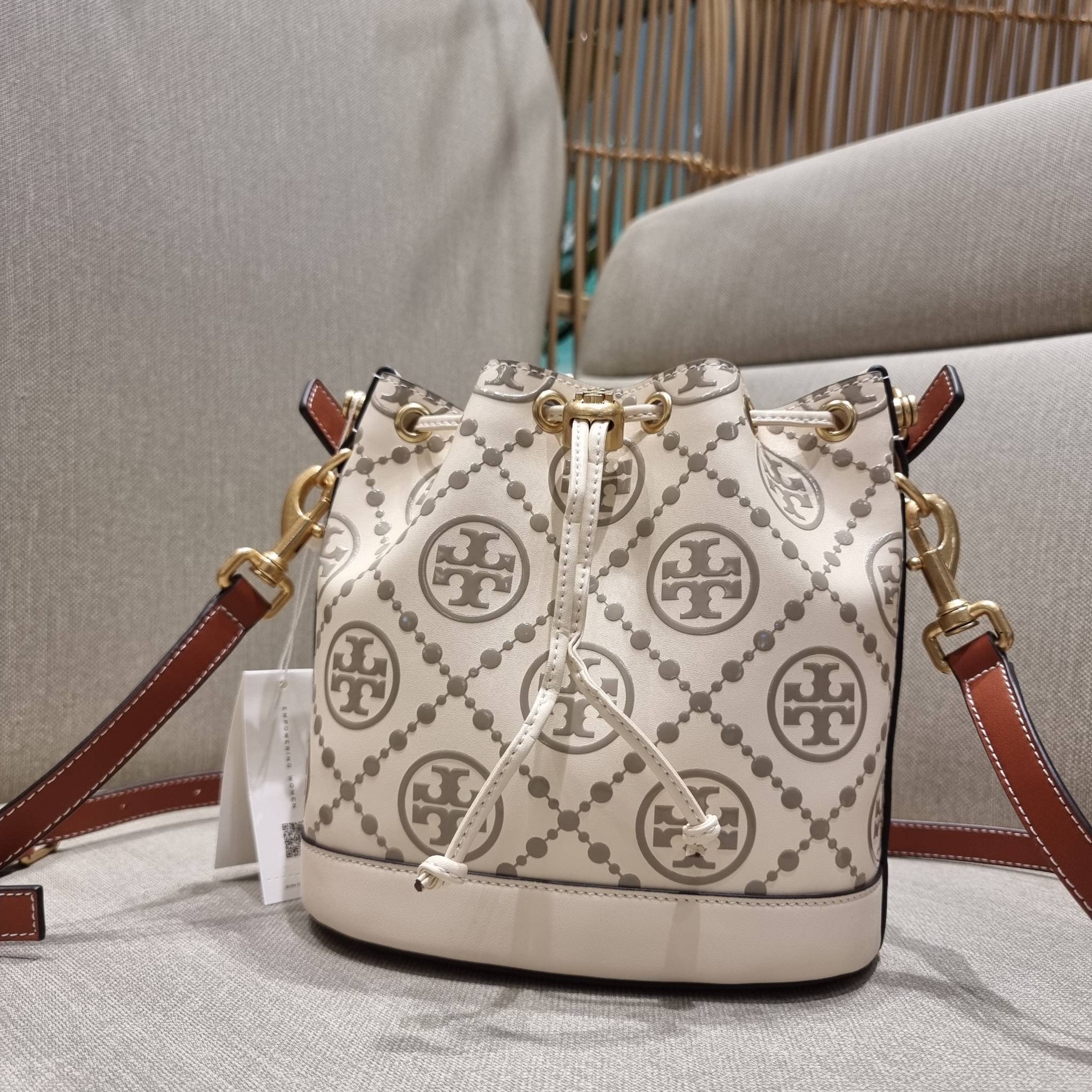 TORY BURCH T MONOGRAM EMBOSSED BUCKET BAG คอลเลคชั่นใหม่ กับกระเป๋าบัคเก็ตทรงยอดนิยม ดีไซน์ใหม่ล่าสุด สวยลูกคุณหนู หรูหรา!! ด้วยดีเทลผิวลายนูนลวดลายเอกลักษณ์ วัสดุหนังแท้ ปากกระเป๋ารูดเปิด-ปิดได้ มีหูจับในตัว สะดวกใช้ไปอีก และมีสายสะพายข้าง ปรับได้อีกด้วย